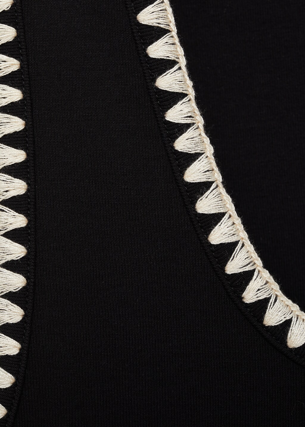 Low-cut top with contrasting trim - Black