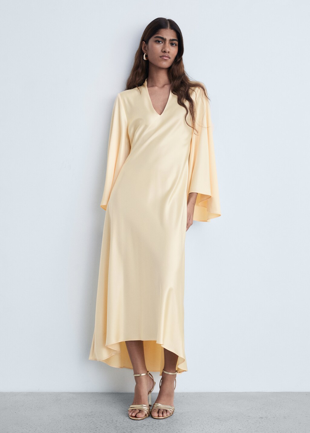 V-neck dress with flared sleeves - Gold