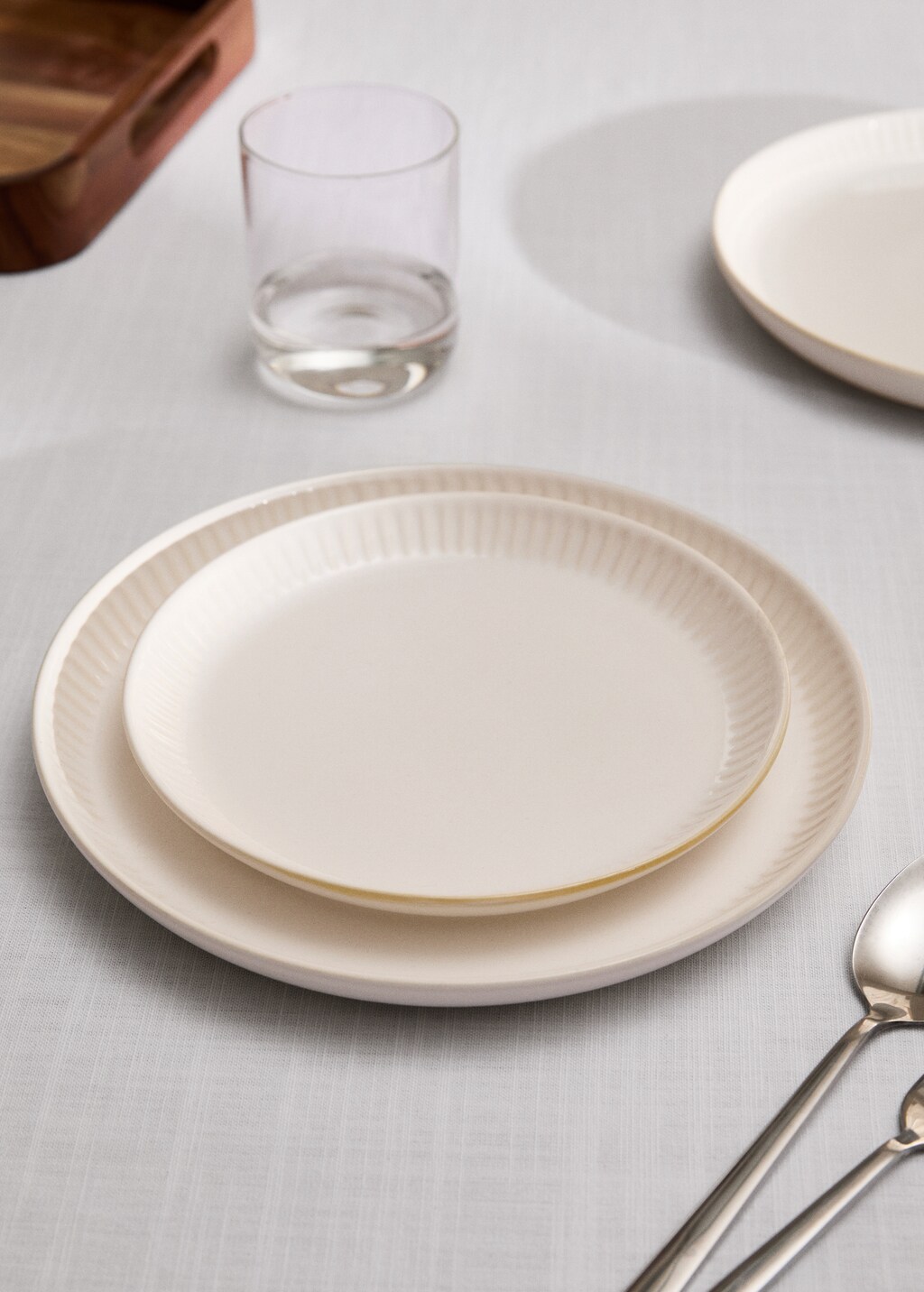 Wavy relief stoneware plate - Off White