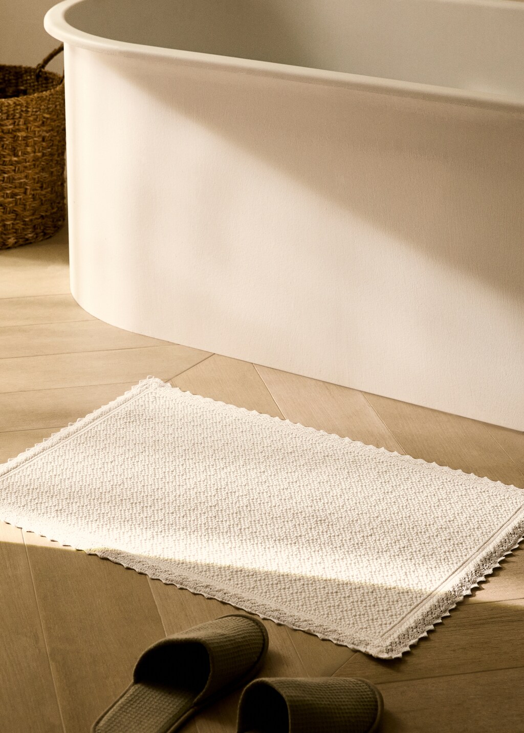 Lace bathroom rug - White