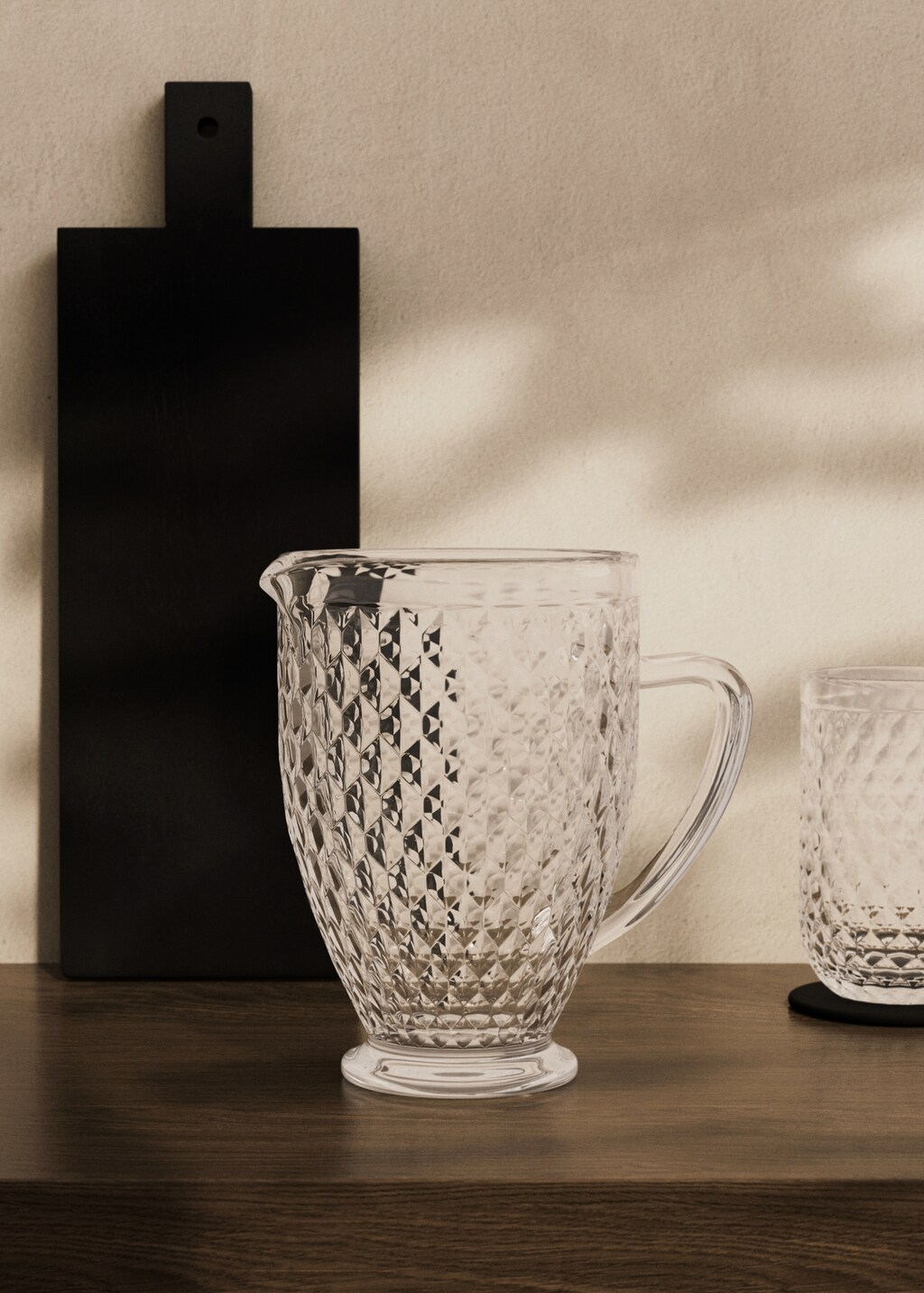 Glass jug with geometric relief - Ice Grey