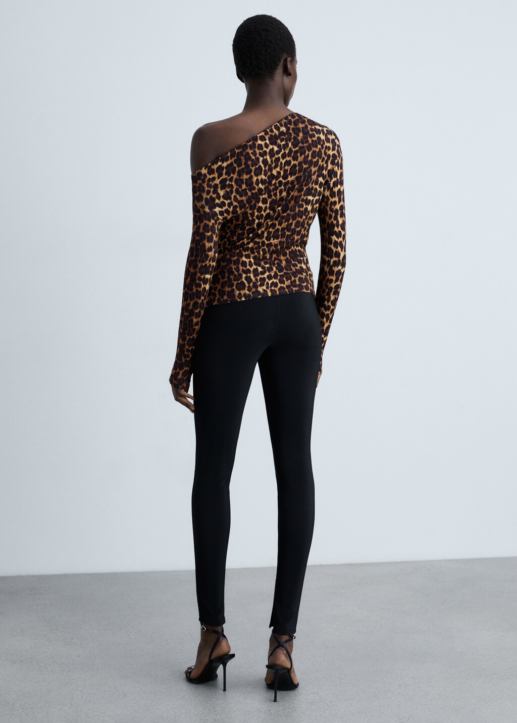 Asymmetrical neck leopard t-shirt - Brown