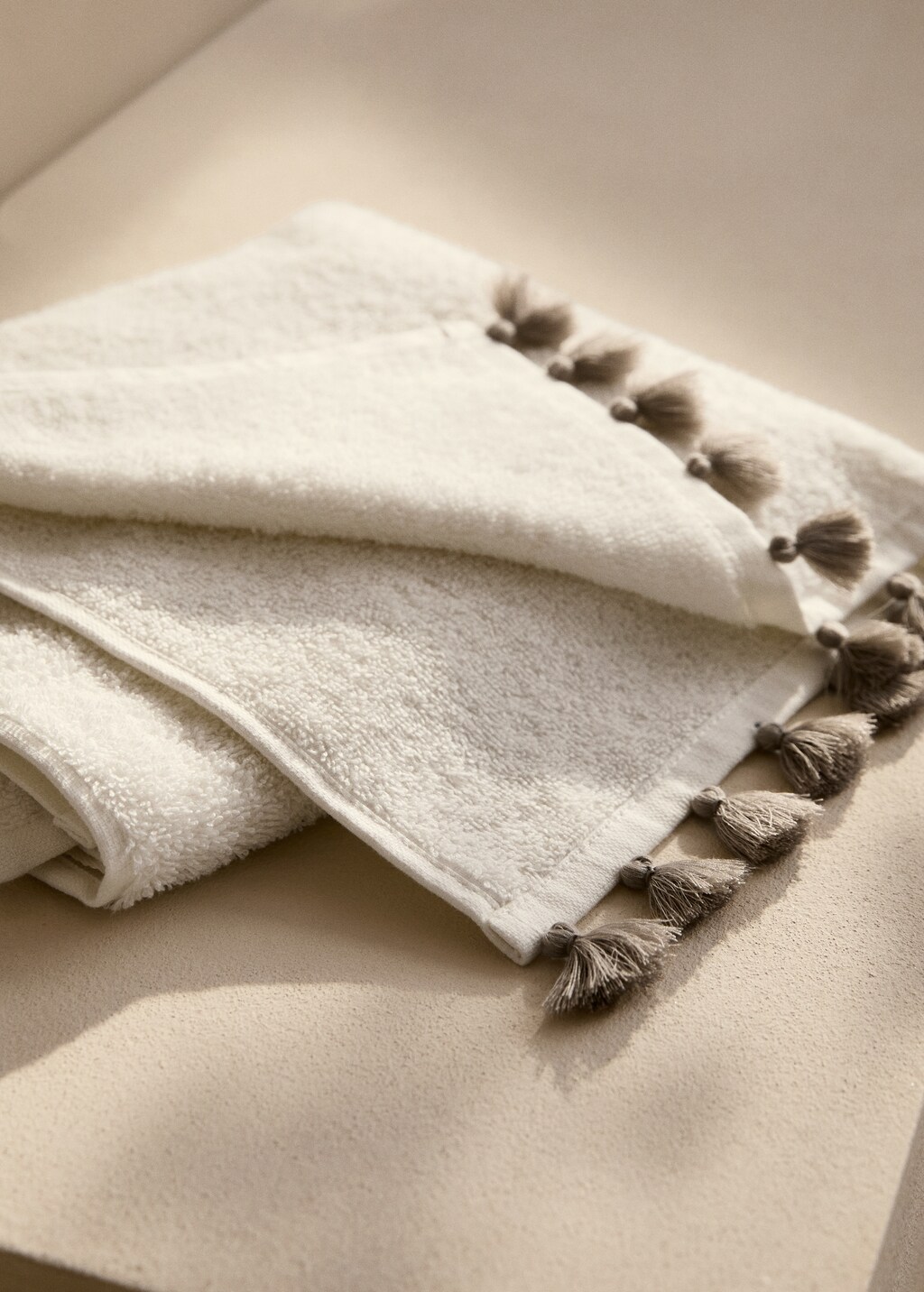 Contrasting pom-pom washbasin towel - White