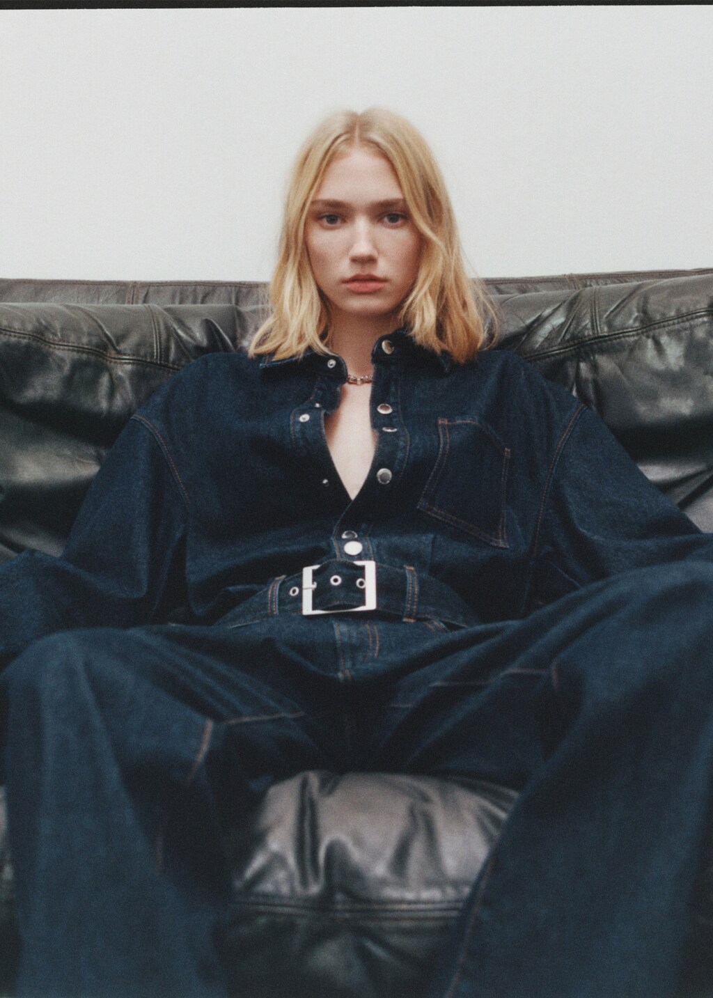 Rinse-wash denim jumpsuit with belt - Open Blue