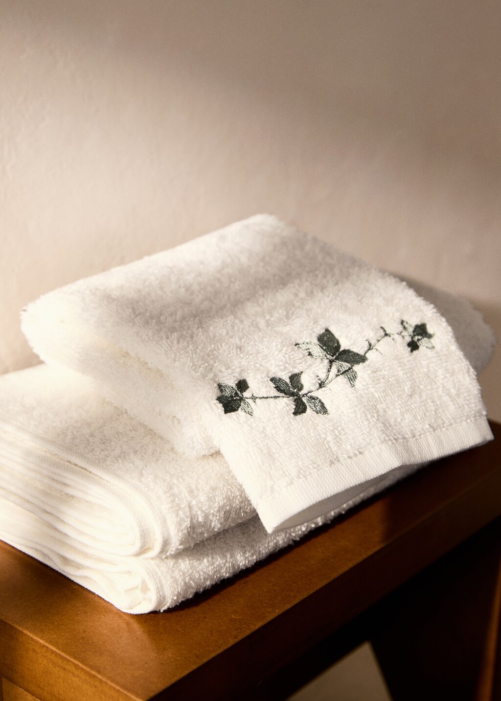 Cotton washbasin towel with leaf embroidery - Off White