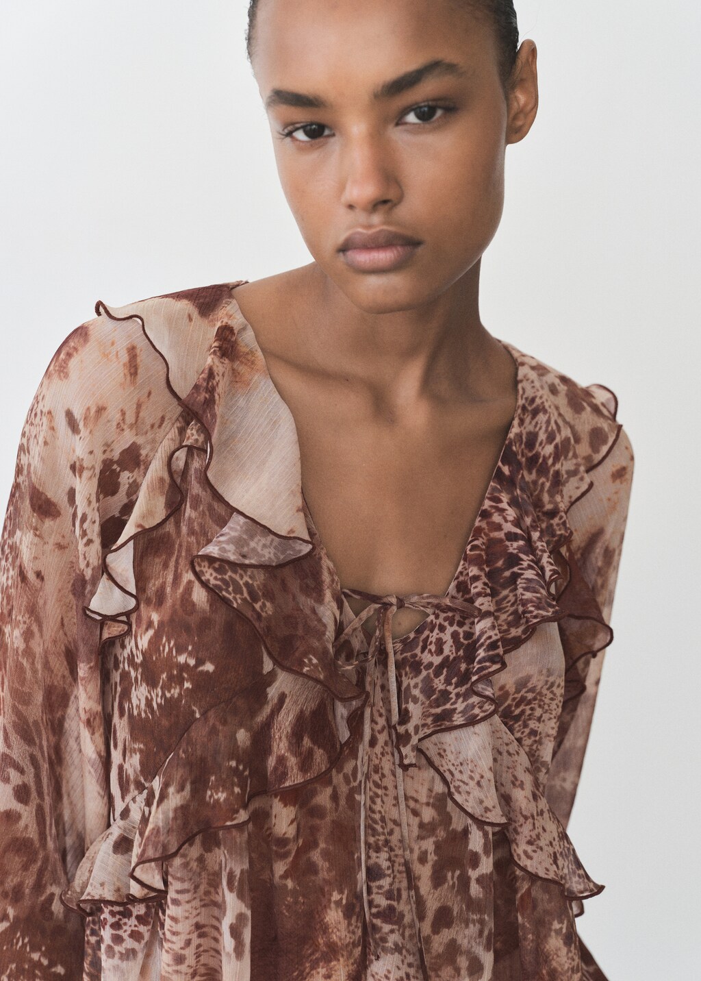 Printed blouse with ruffles and bow detail - Brown