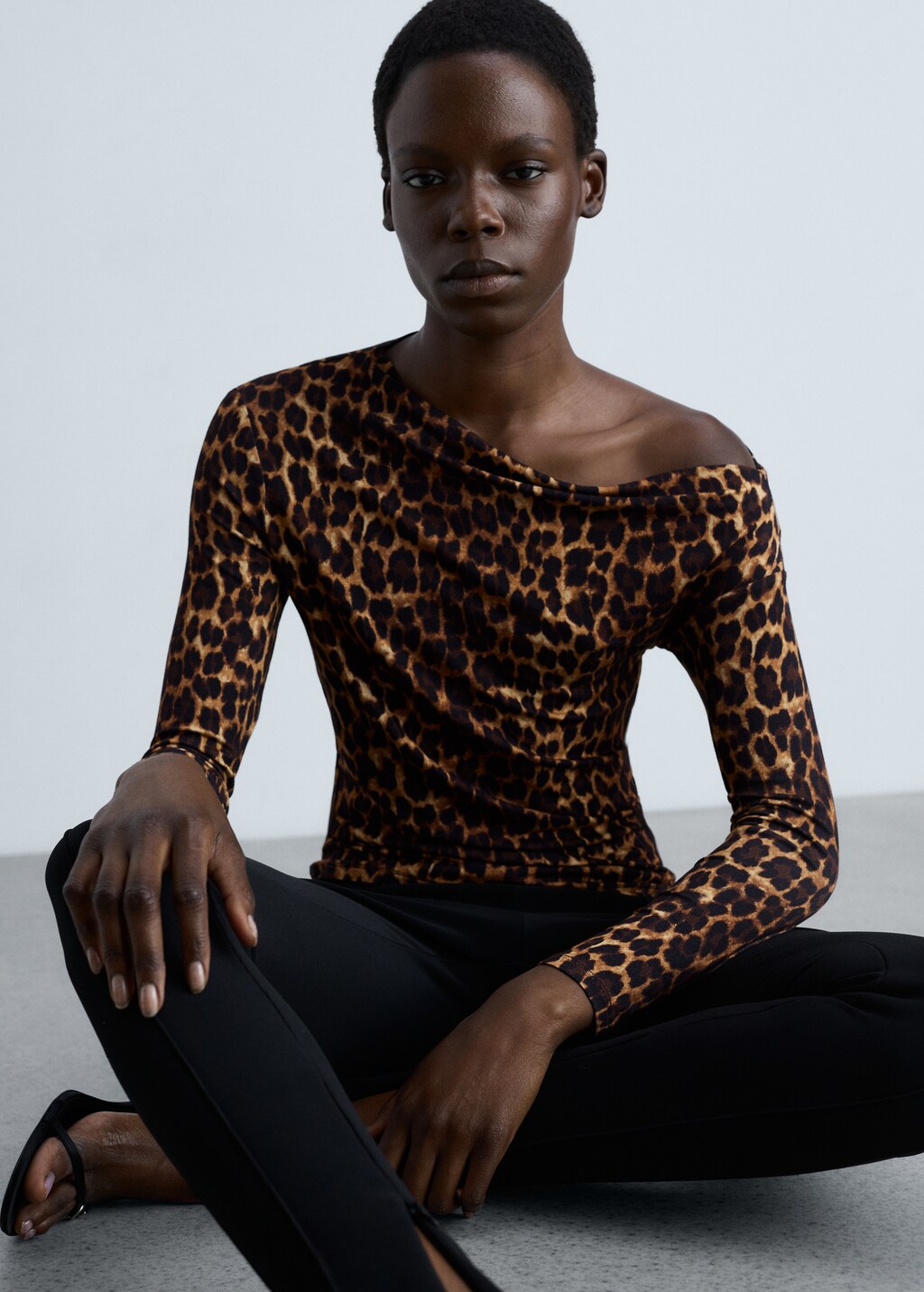 Asymmetrical neck leopard t-shirt - Brown