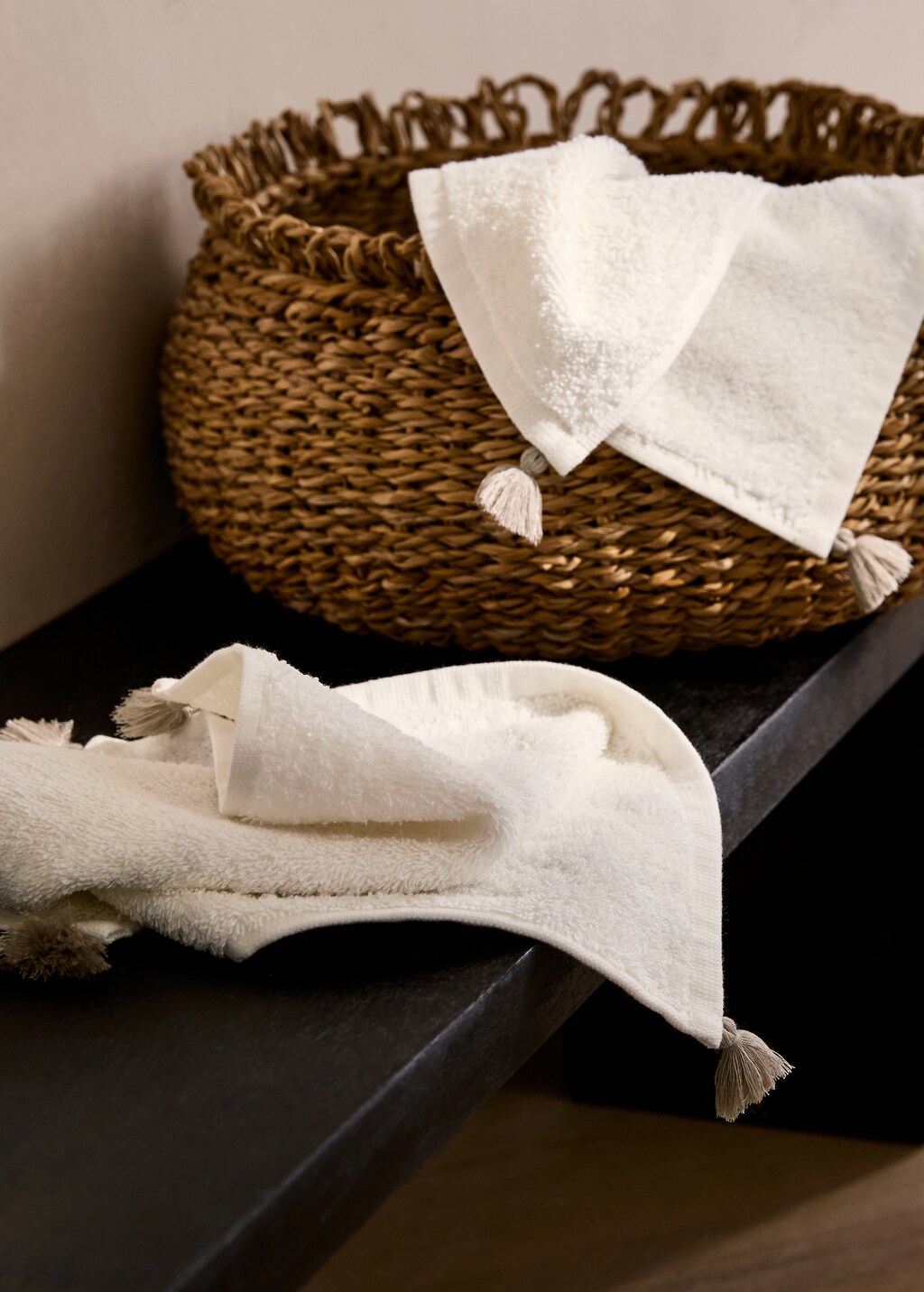 Contrasting pom-pom towel - White