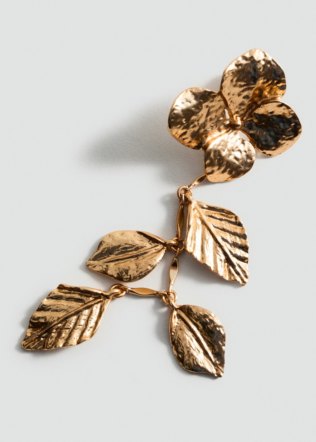 Metallic-flower hanging earrings - Gold