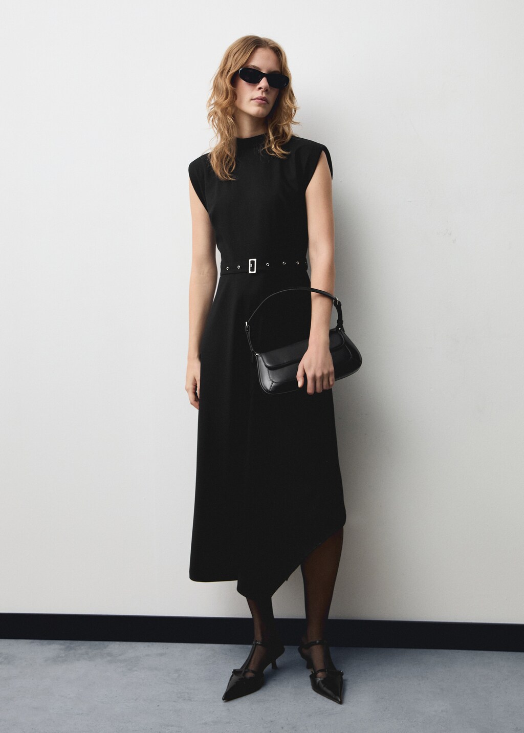 Asymmetrical dress with belt - Black