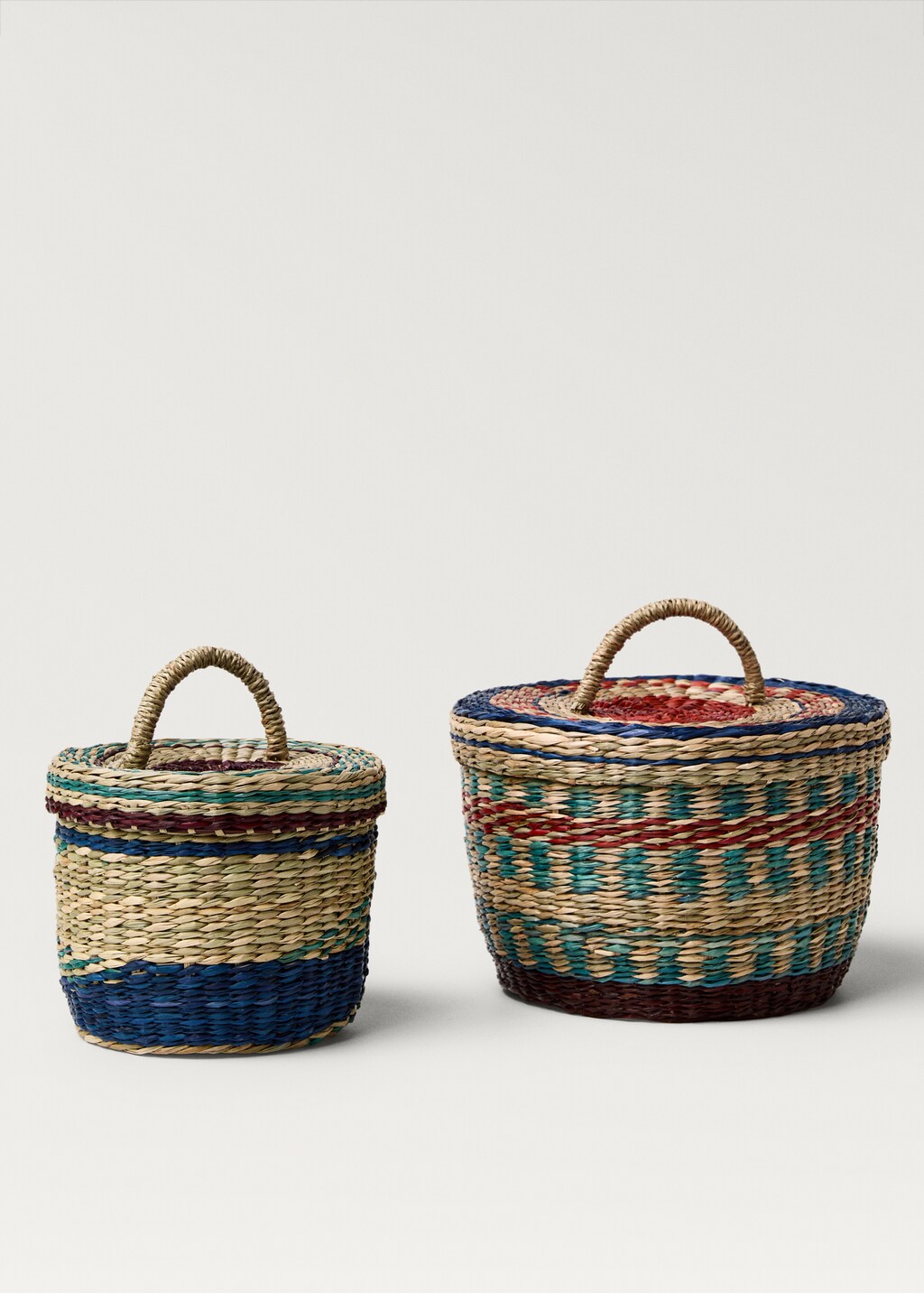 Medium coloured seagrass basket with lid - Blue