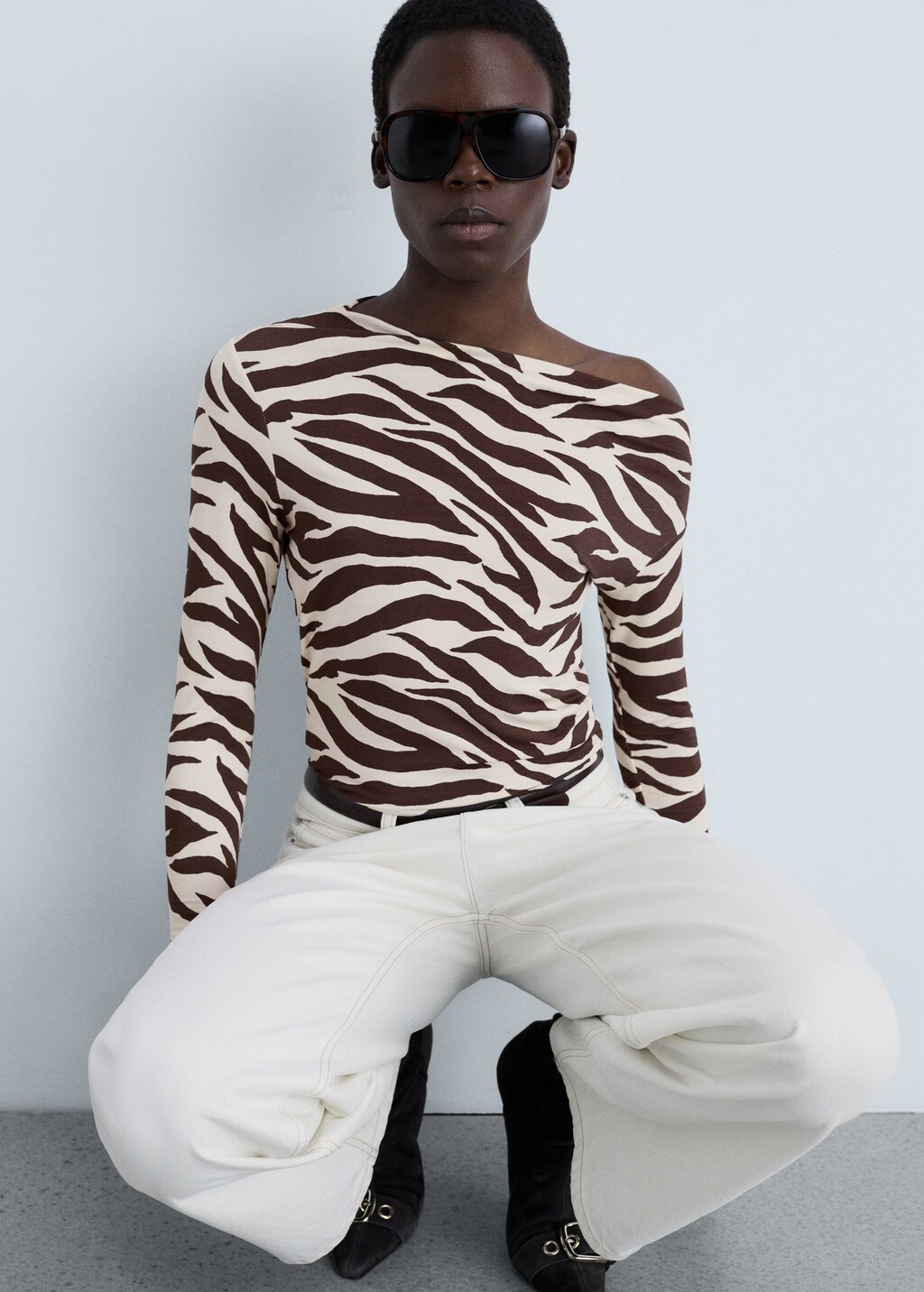 Zebra-print asymmetrical-neck t-shirt - Brown