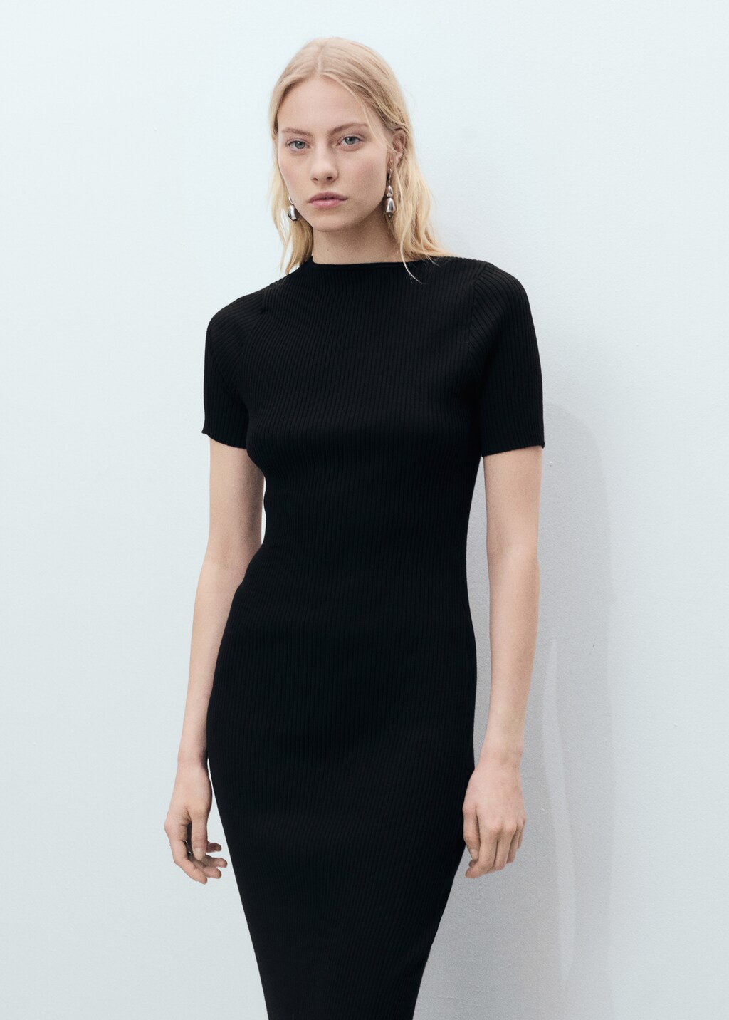 Ribbed midi-dress with slit neckline - Black