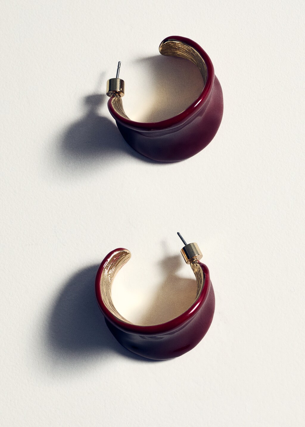 Earrings with wavy relief - Red