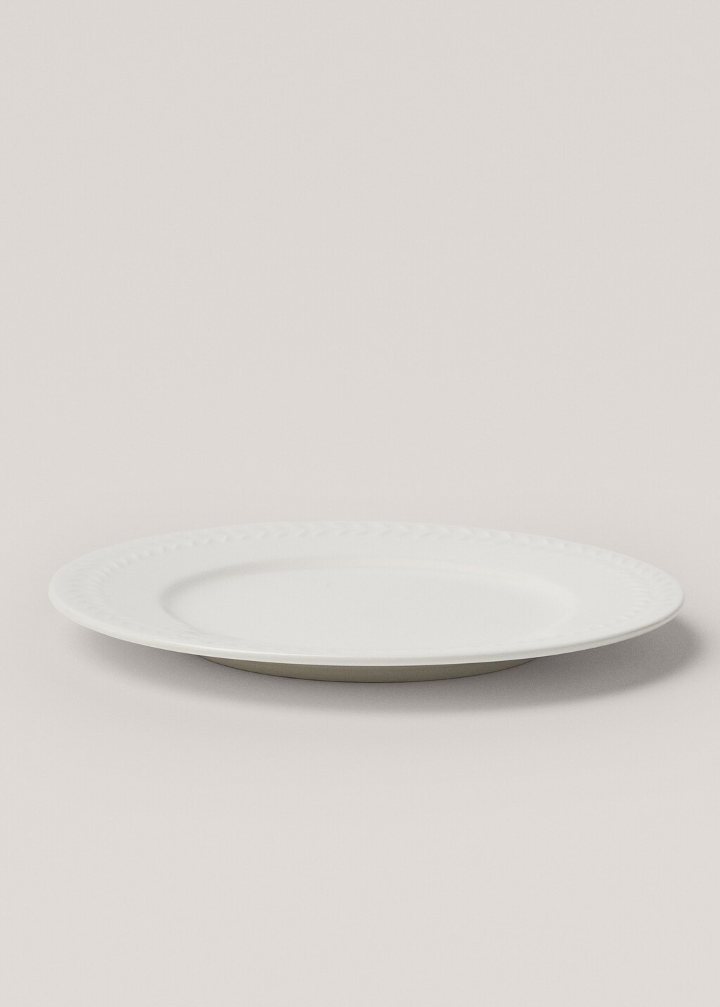 Flat stoneware plate with herringbone relief - White