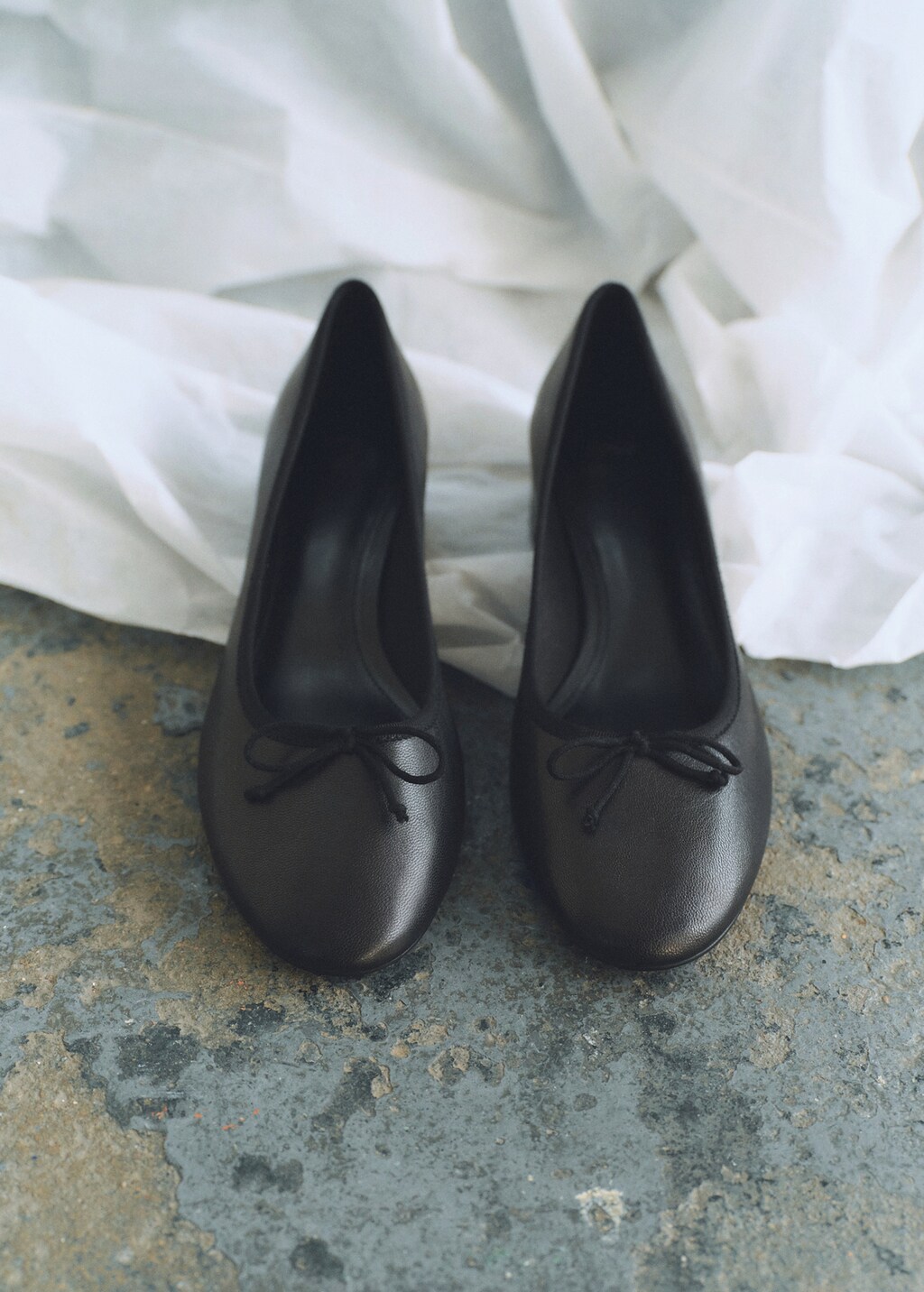 Heeled ballet flats with leather bow - Caramel