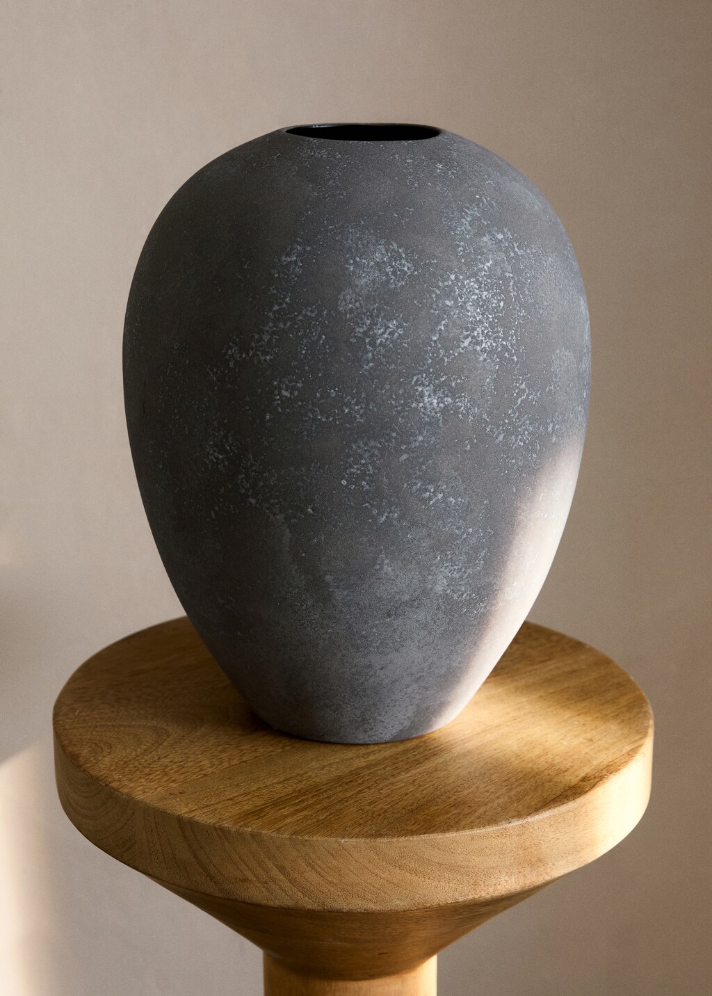 Medium matte finish earthenware vase - Grey