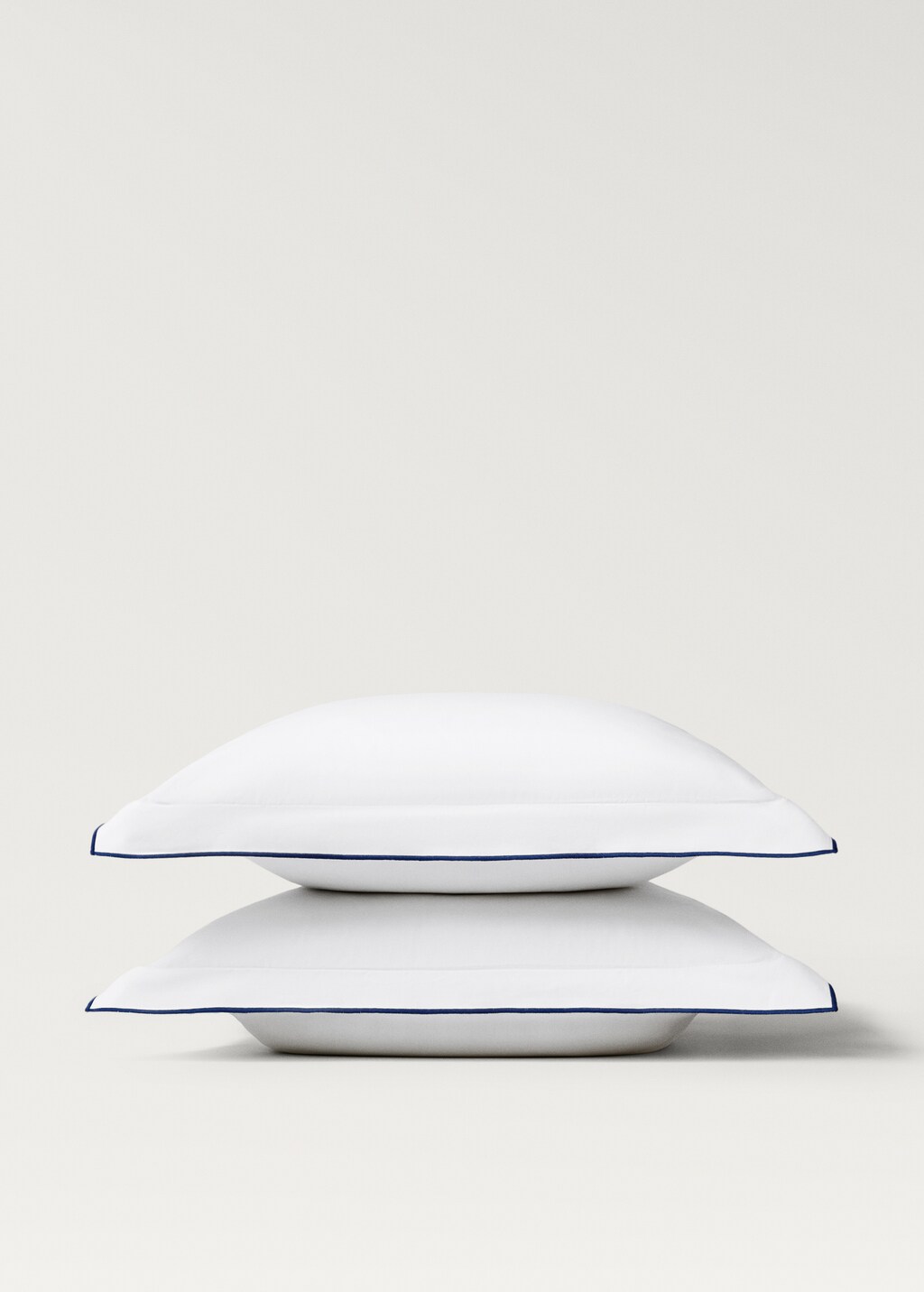 Cotton percale pillowcase with contrasting overlock stitching, 60x60 cm - Blue