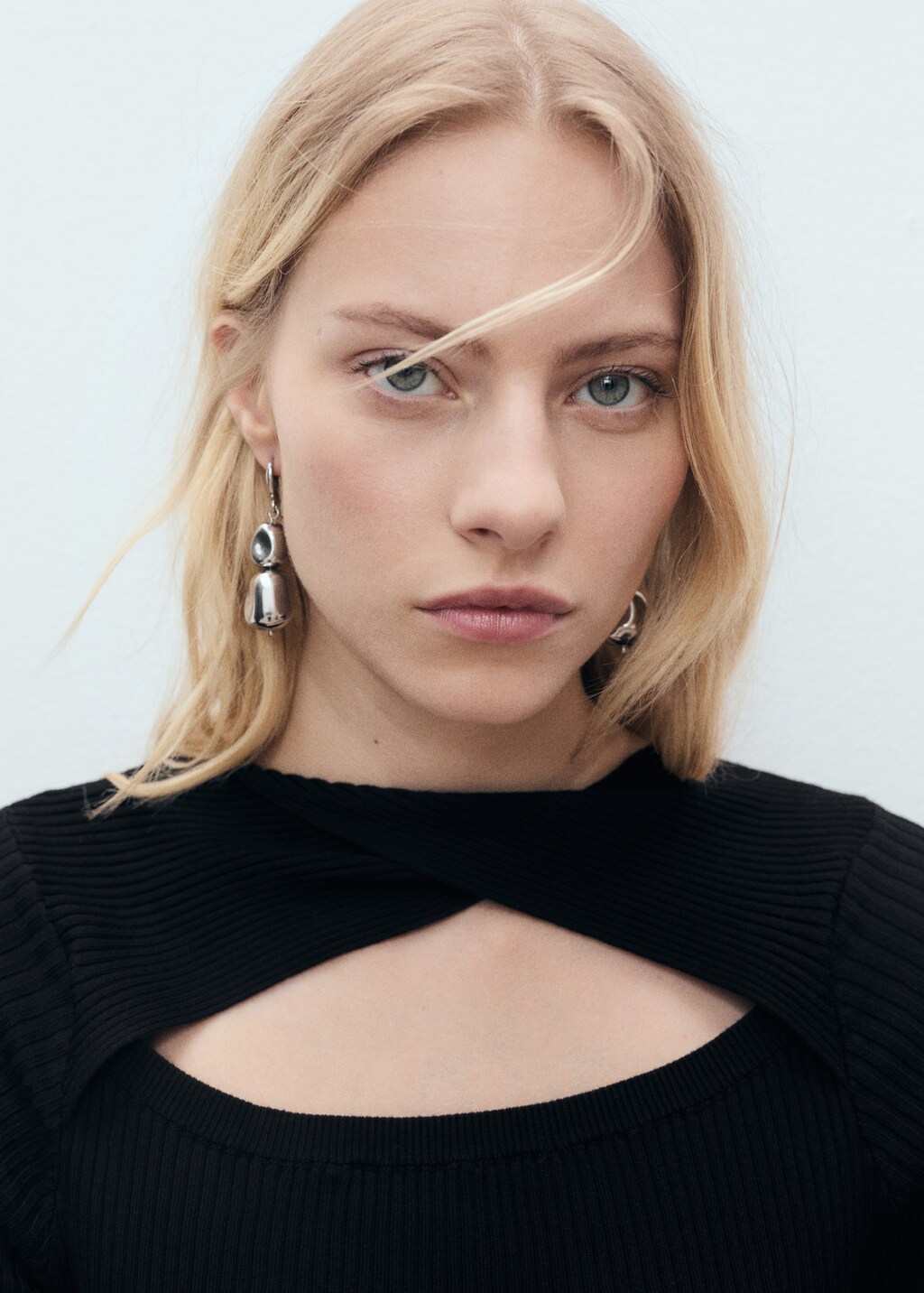 Ribbed midi-dress with slit neckline - Black