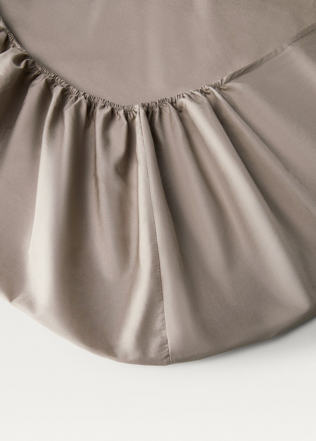 500-thread count cotton percale fitted sheet with rounded piping detail for 180cm bed - Medium Brown