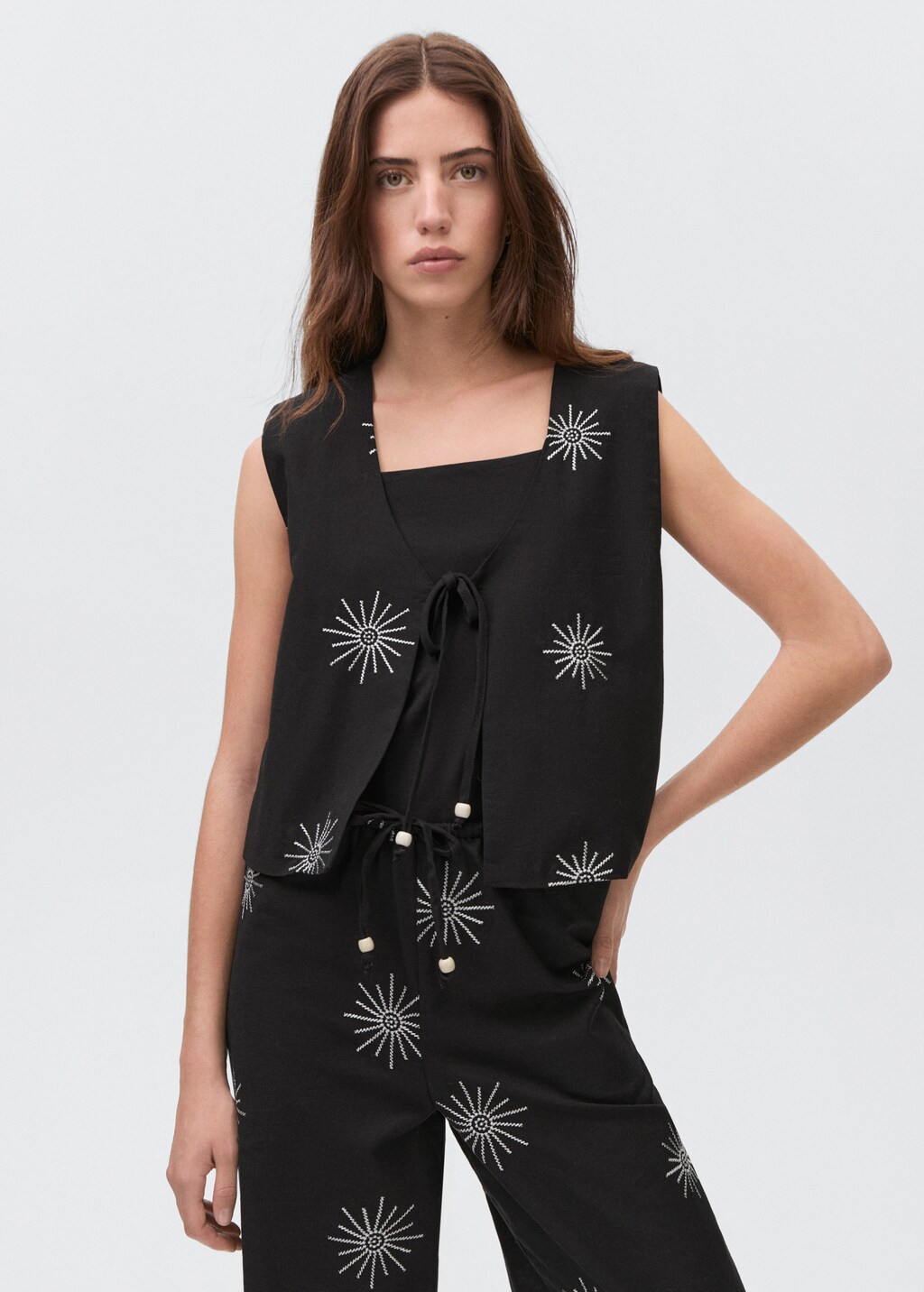Embroidered top with bow closure - Black