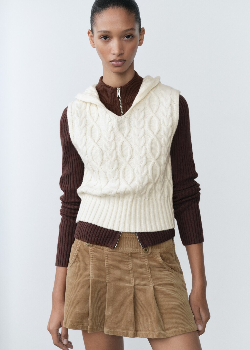 Cable-knit gilet with hood - Ecru