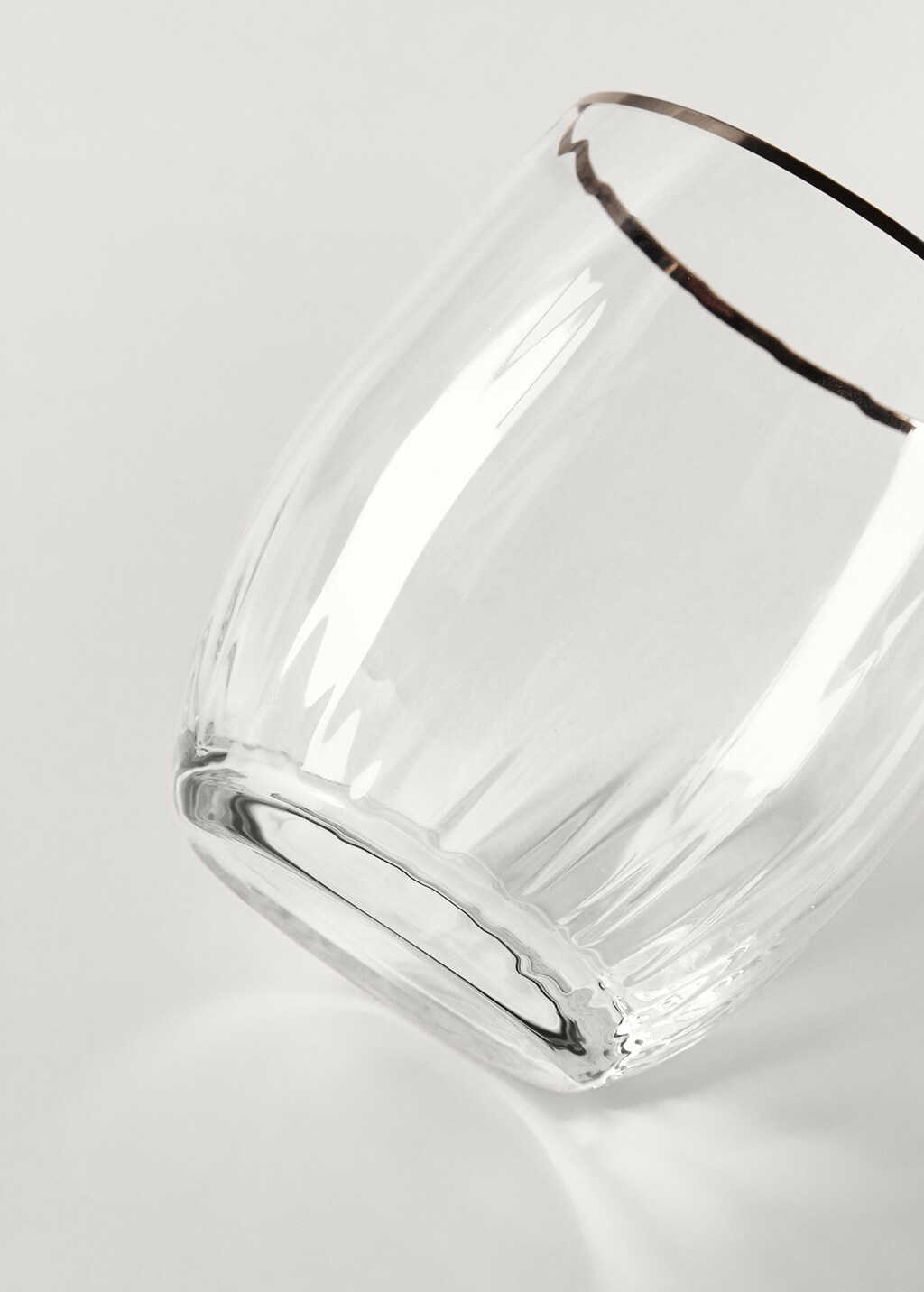 Glass tumbler with embossed stripes - Silver