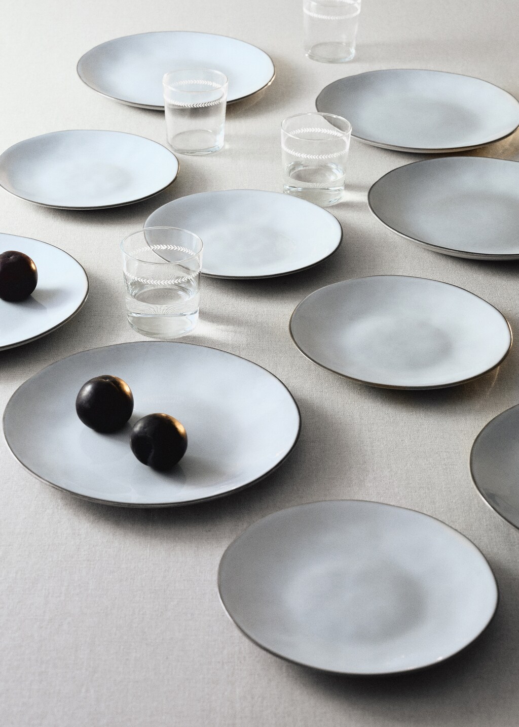 Stoneware dessert plate with contrast rim - White