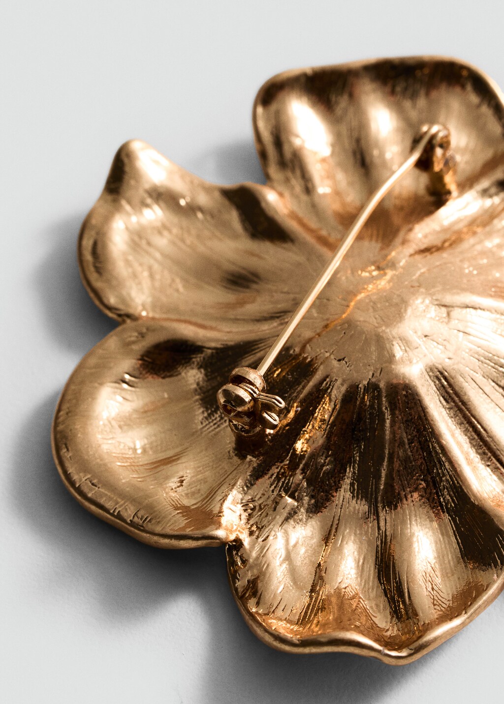 Metallic flower brooch - Gold