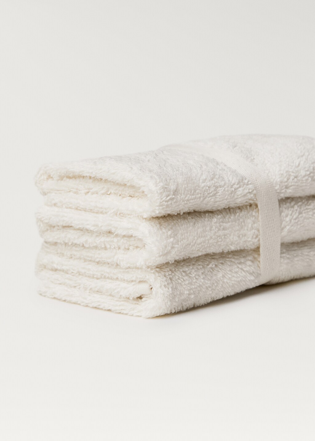 Contrasting pom-pom towel - White