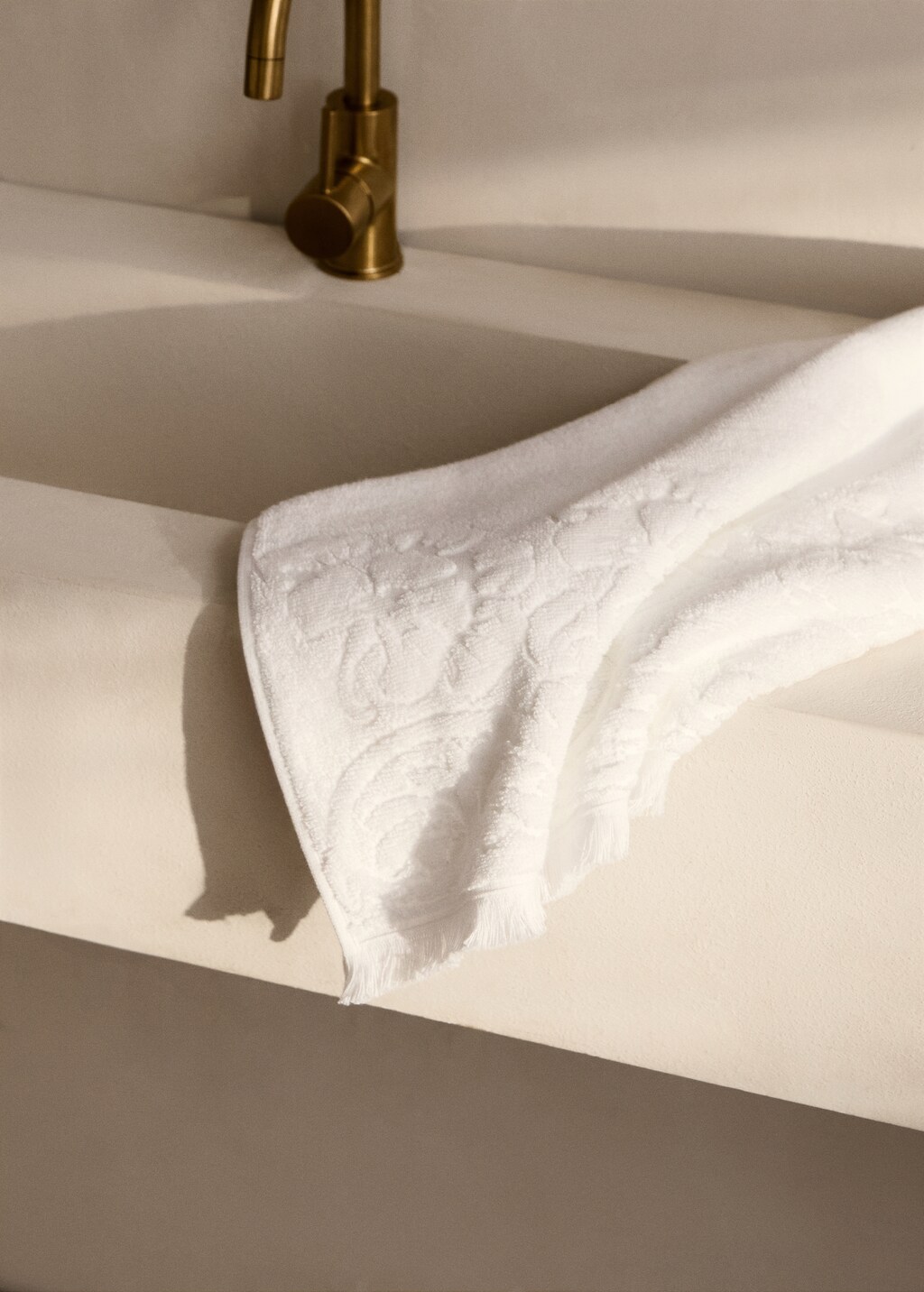 Washbasin towel with floral trim - White