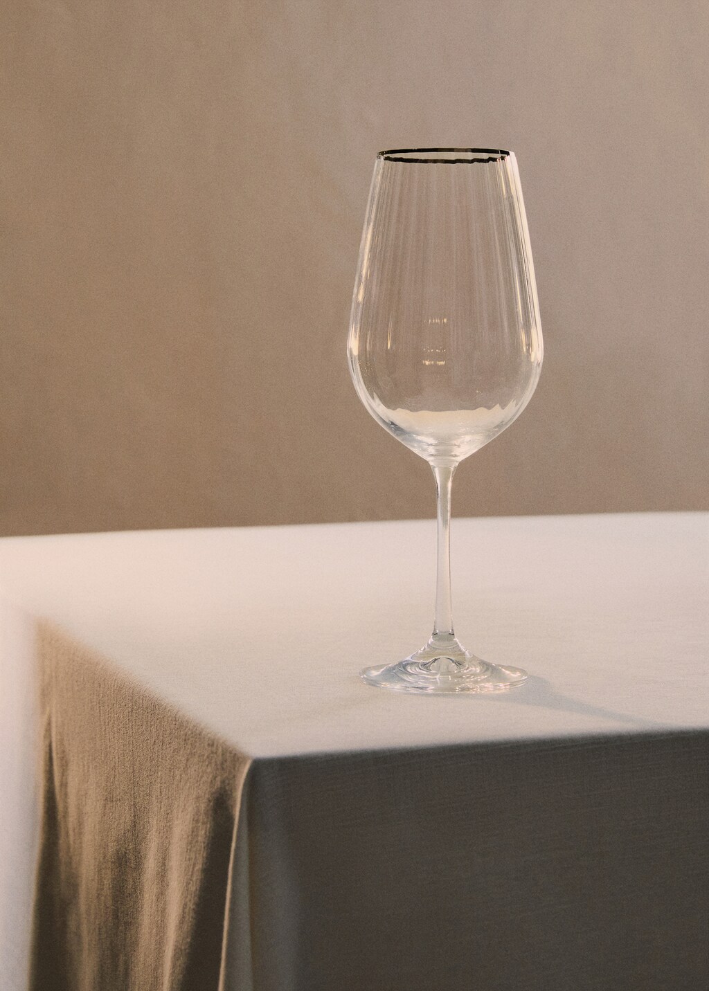 Glass cup with embossed stripes - Silver