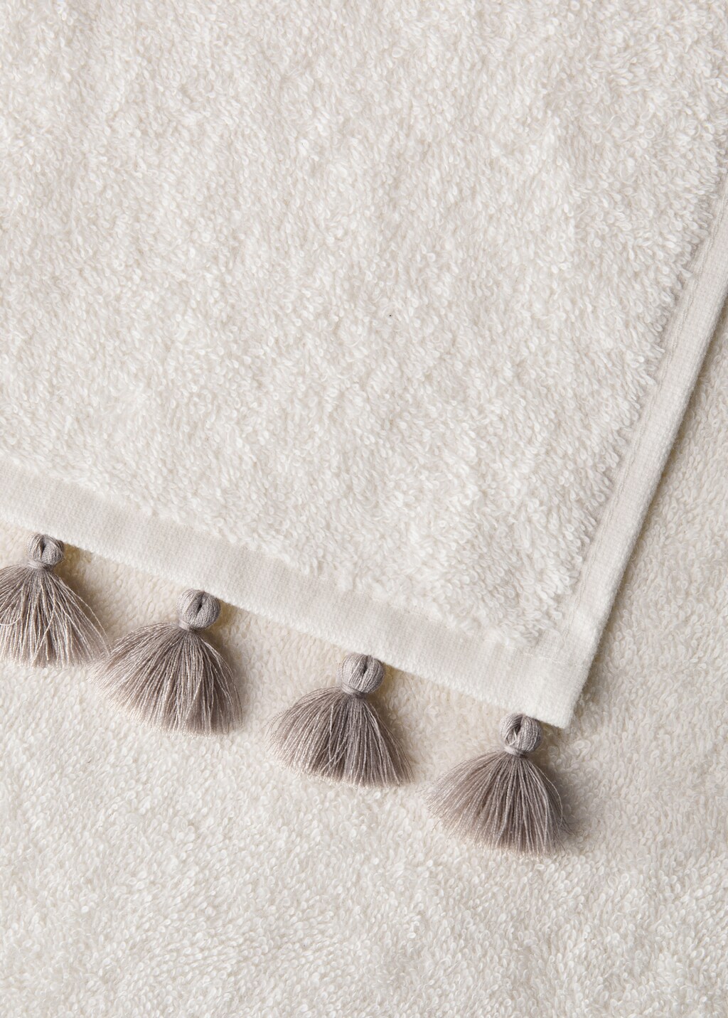 Contrasting pom-pom hand towel - White