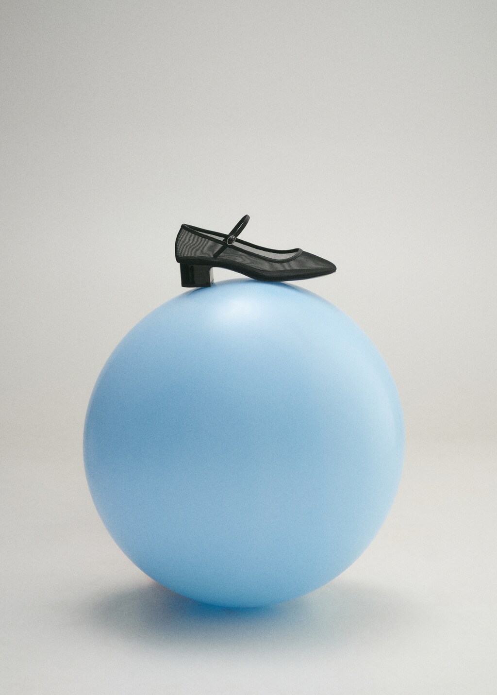 Mesh shoes with buckle strap - White