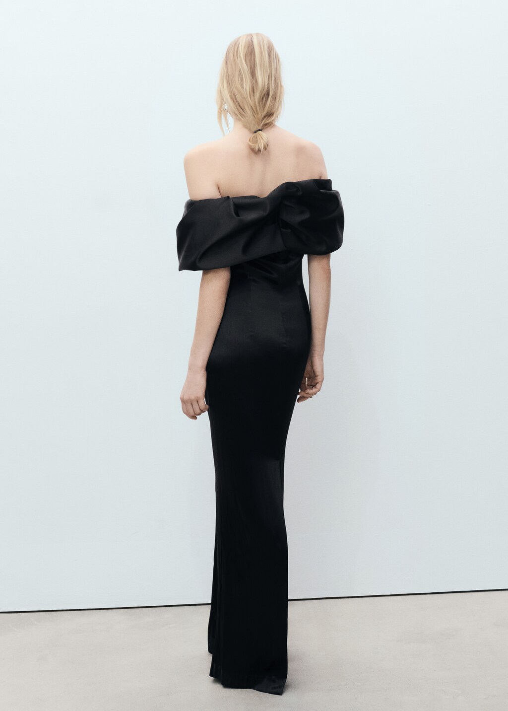 Satin dress with open shoulders and volume - Black