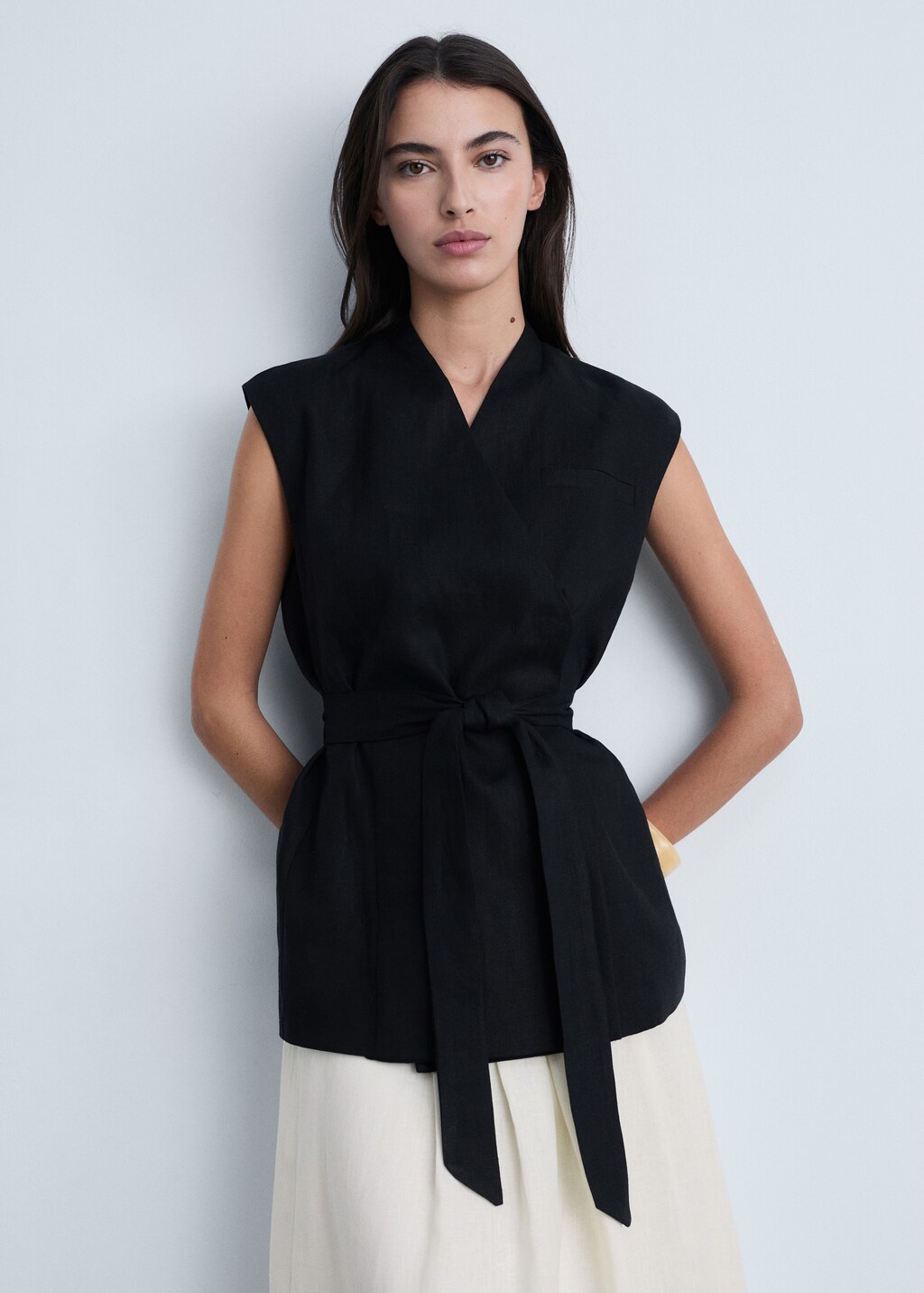 Linen waistcoat with belt - Black