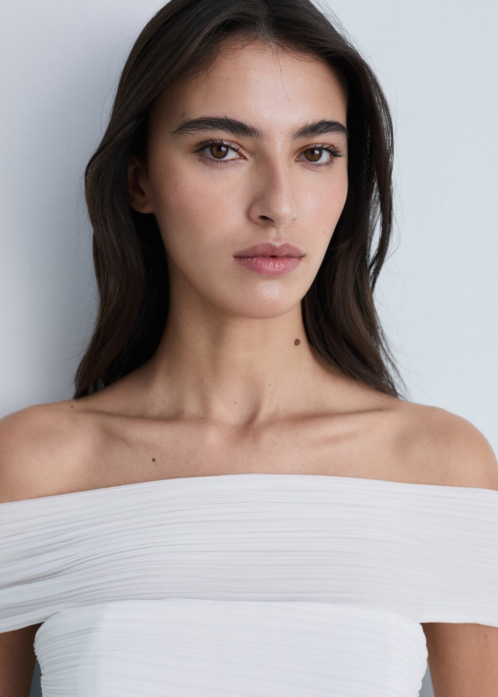 Off-the-shoulder pleated dress - White