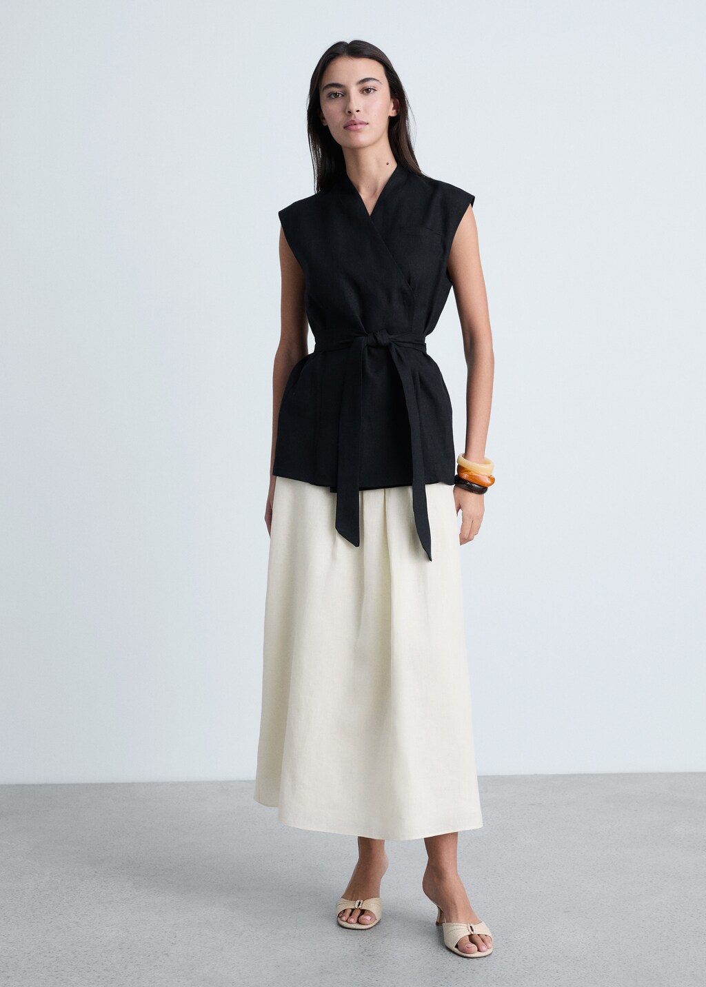 Linen waistcoat with belt - Black