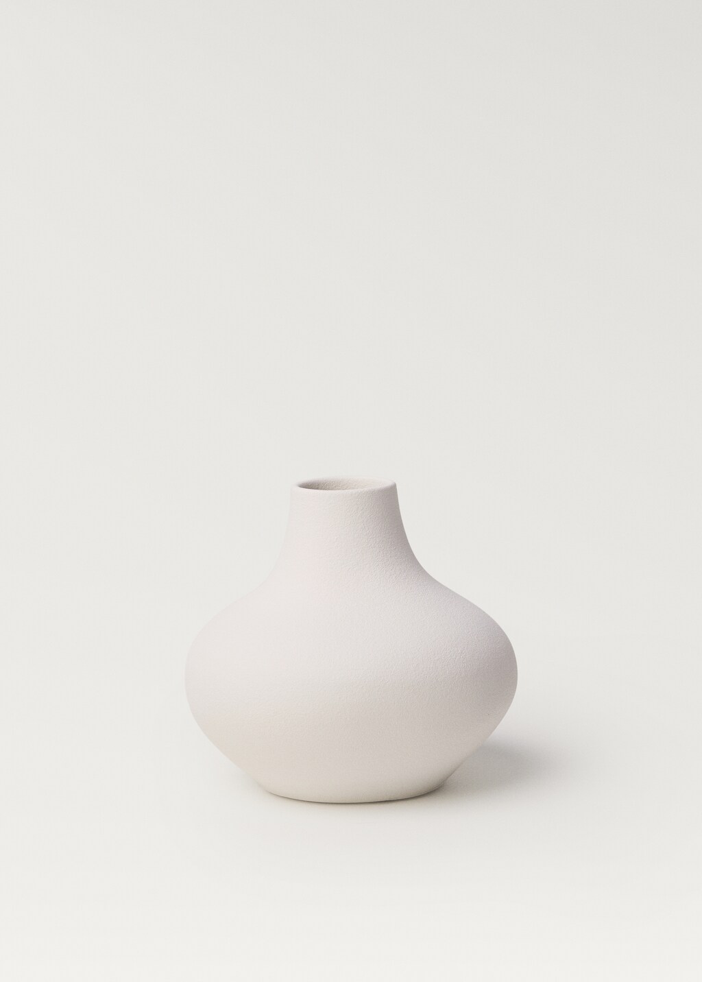 Matte-finish earthenware vase - White