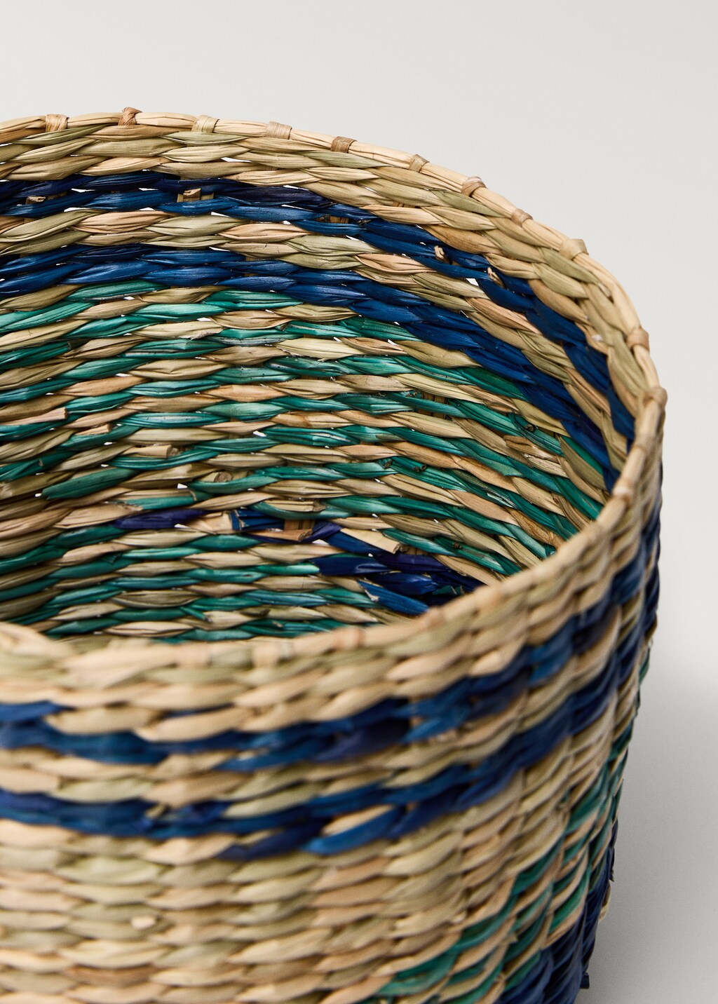 Small coloured seagrass basket with lid - Blue