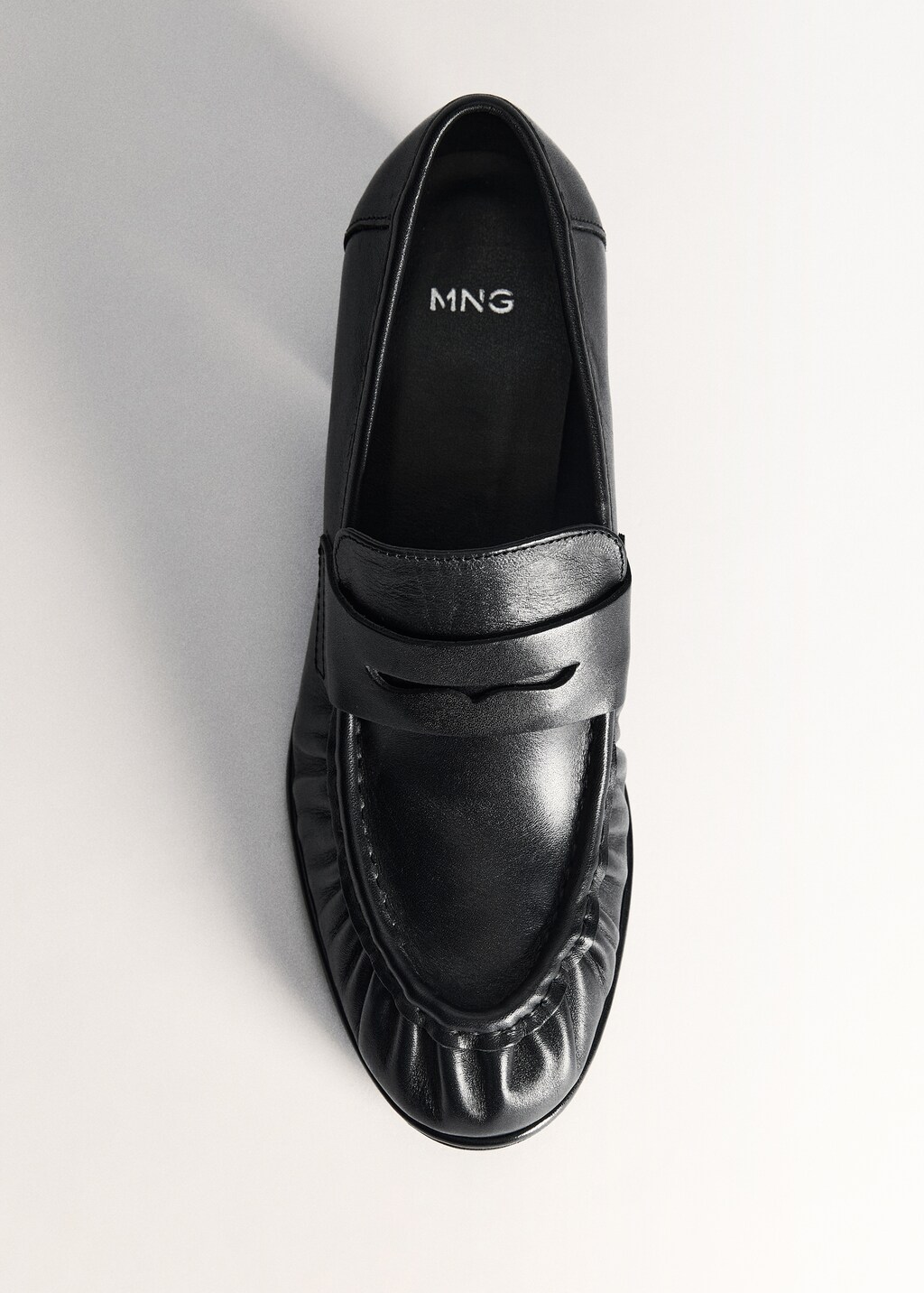 Heeled leather loafers with pleat detail - Black