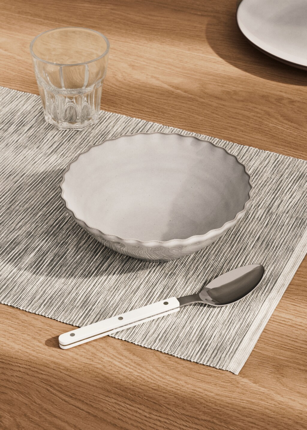 Stoneware bowl with waves and contrasting rim - White