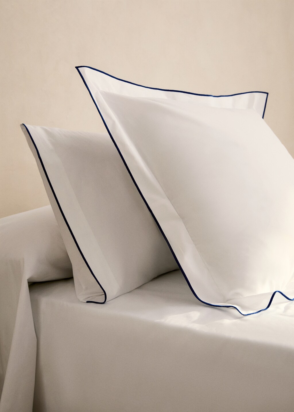 Cotton percale pillowcase with contrasting overlock stitching, 60x60 cm - Blue