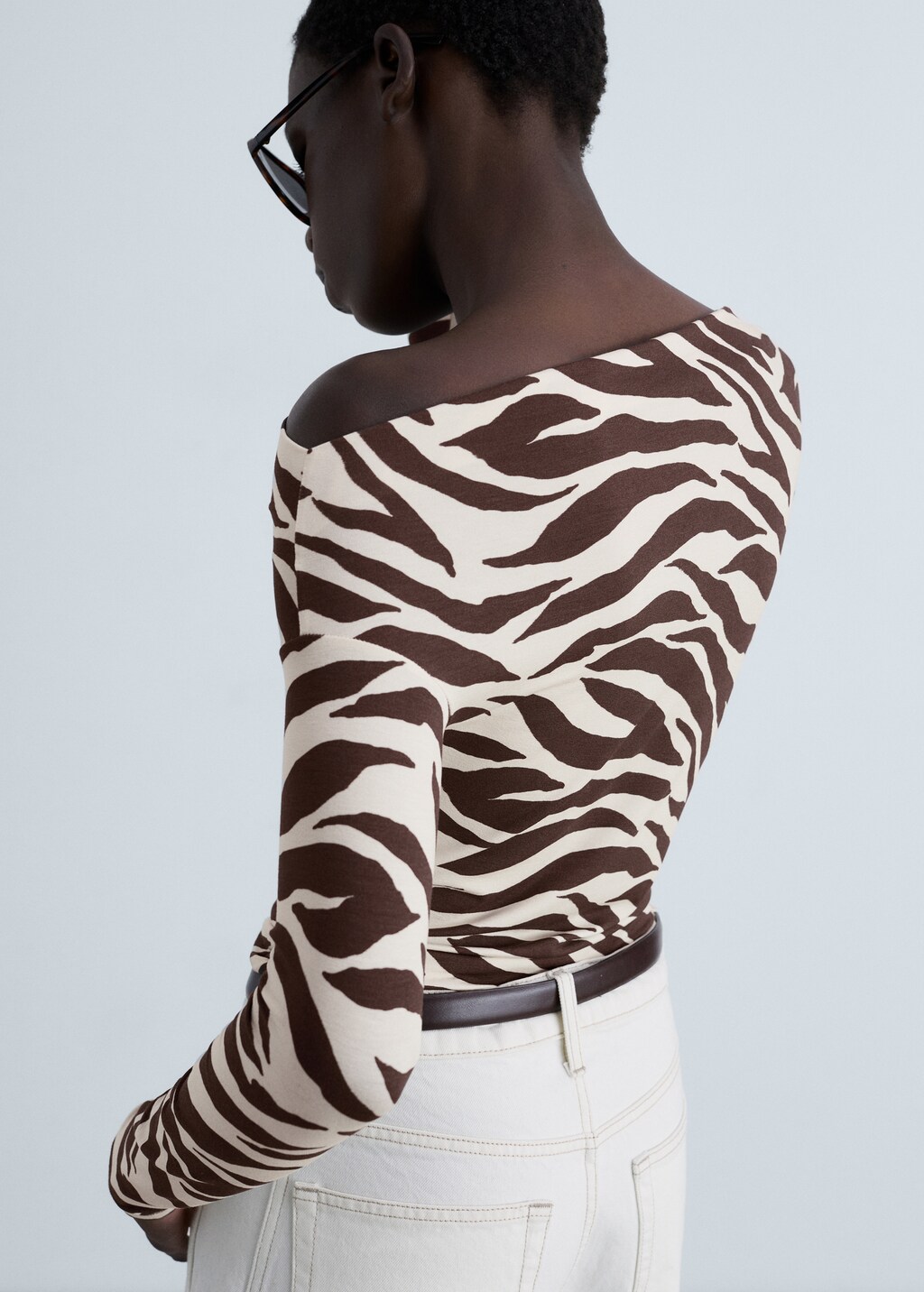 Zebra-print asymmetrical-neck t-shirt - Brown