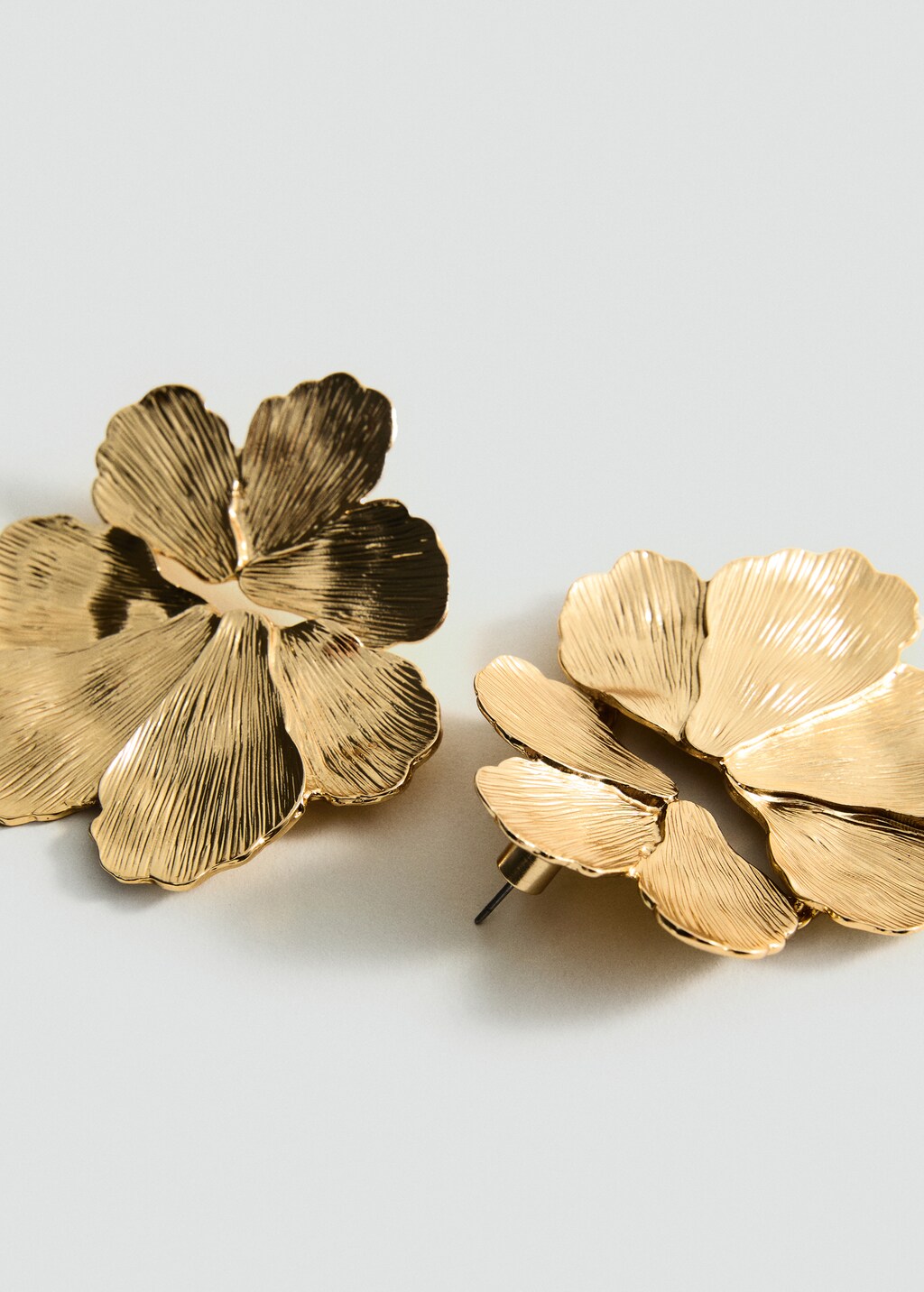 Textured flower earrings - Gold