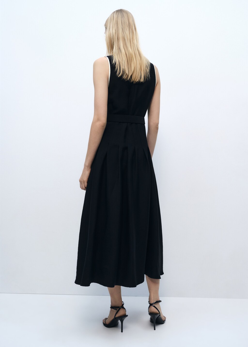 Flared midi-dress with belt - Black