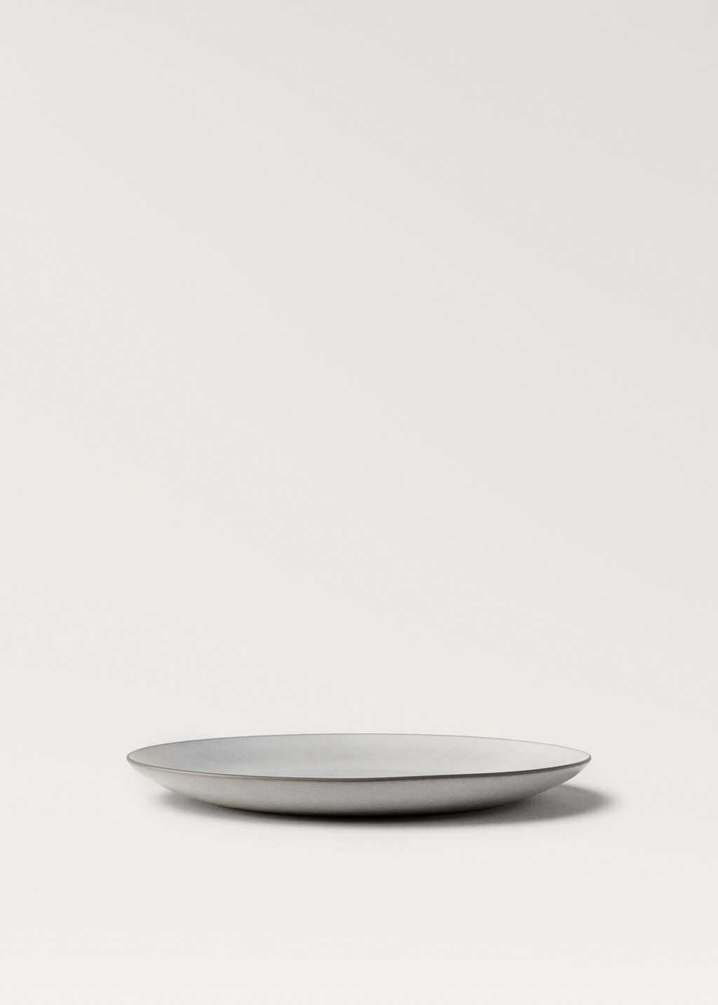 Flat stoneware plate with contrasting rim - White