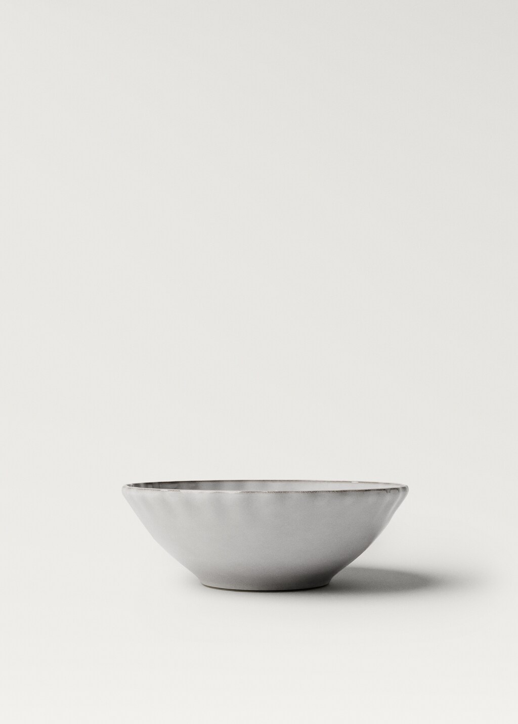 Stoneware bowl with waves and contrasting rim - White