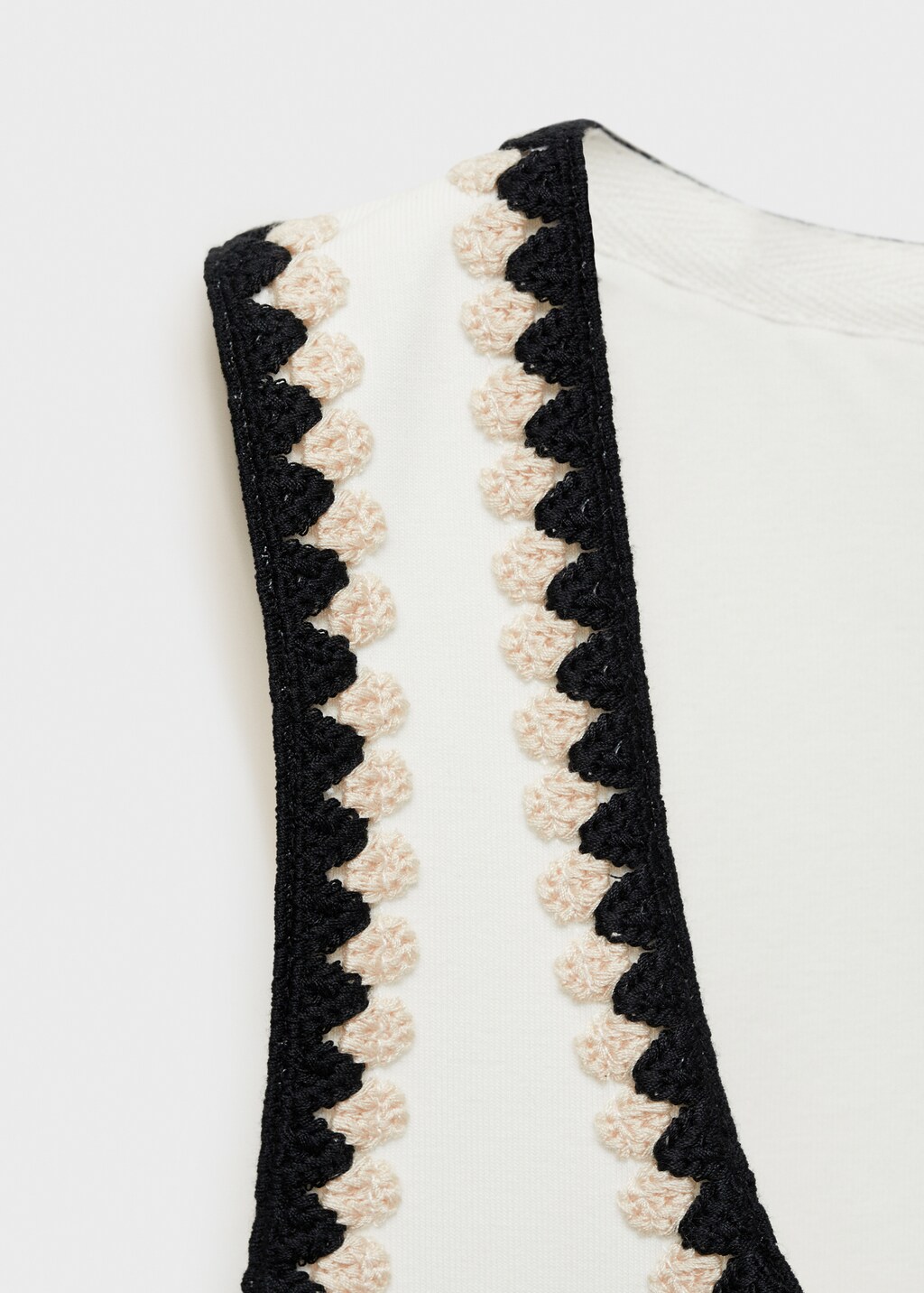 Low-cut top with contrasting trim - White