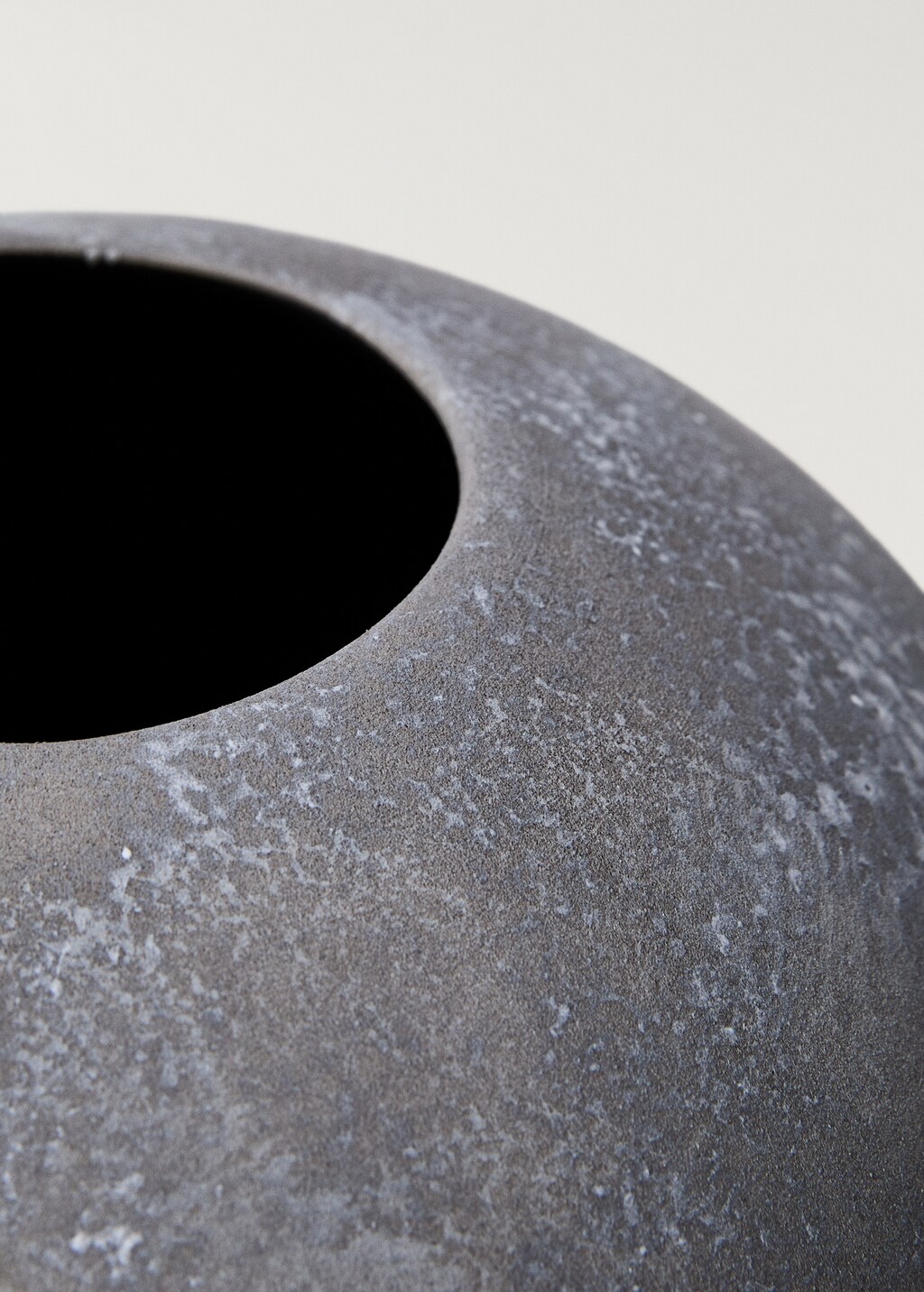 Medium matte finish earthenware vase - Grey